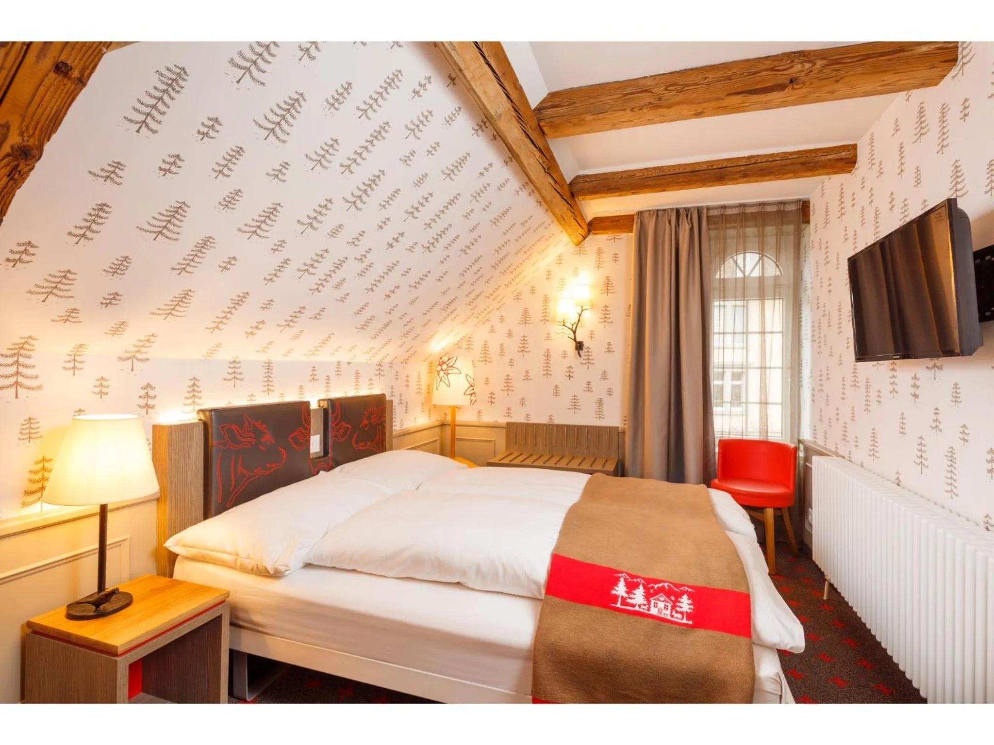 Photo of the whole room, Bed in Swiss Night by Fassbind