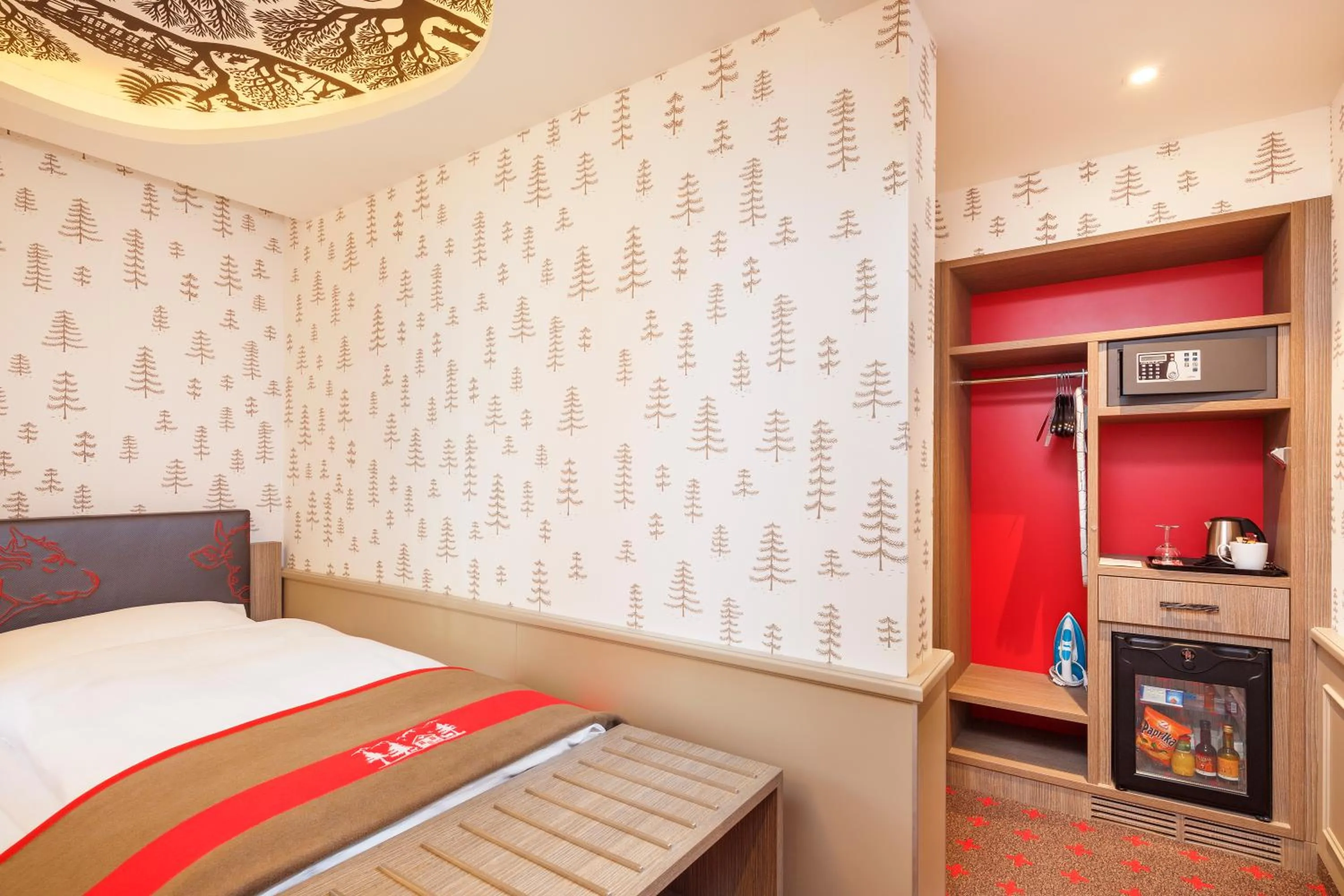 Photo of the whole room, Bed in Swiss Night by Fassbind