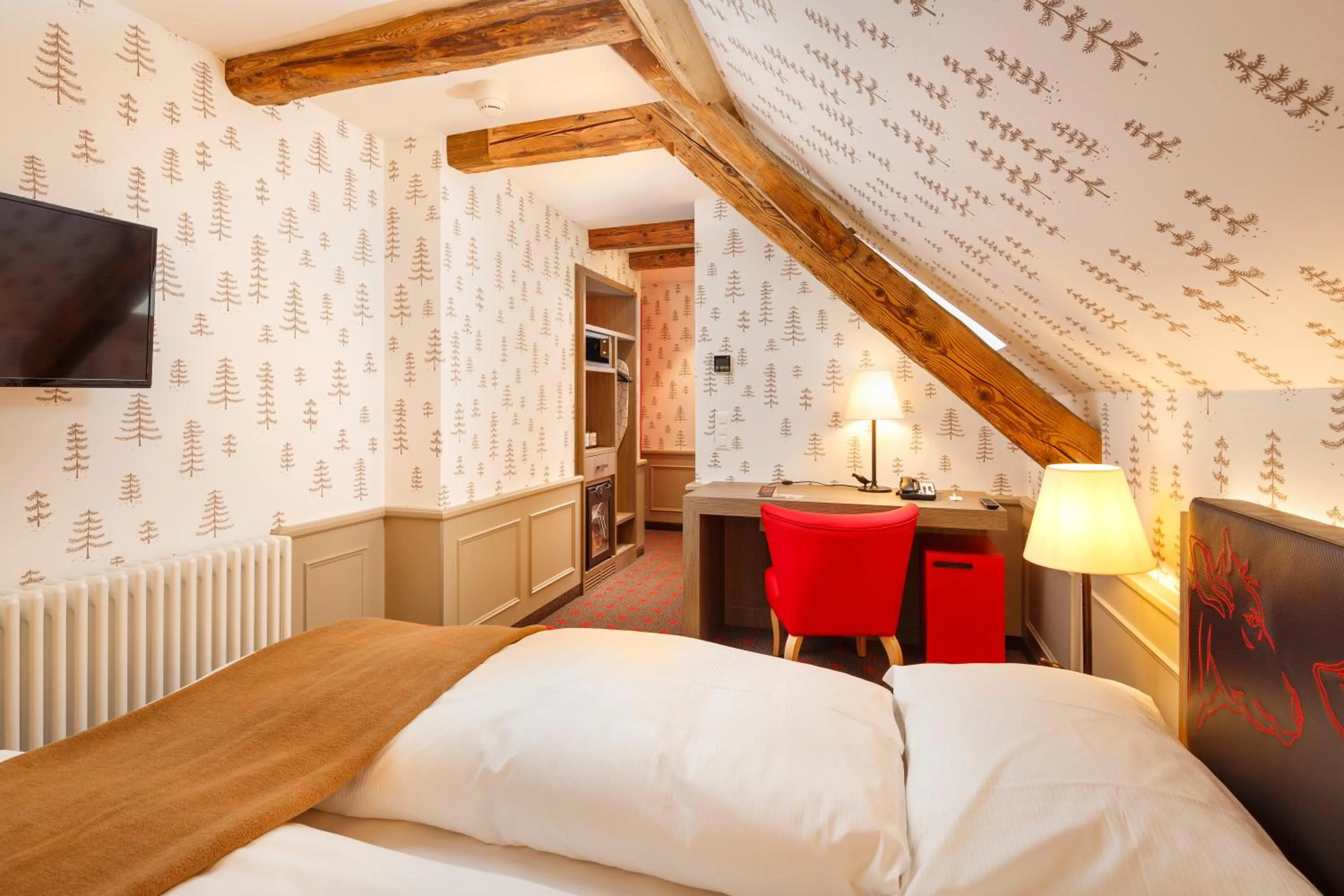 Photo of the whole room, Bed in Swiss Night by Fassbind