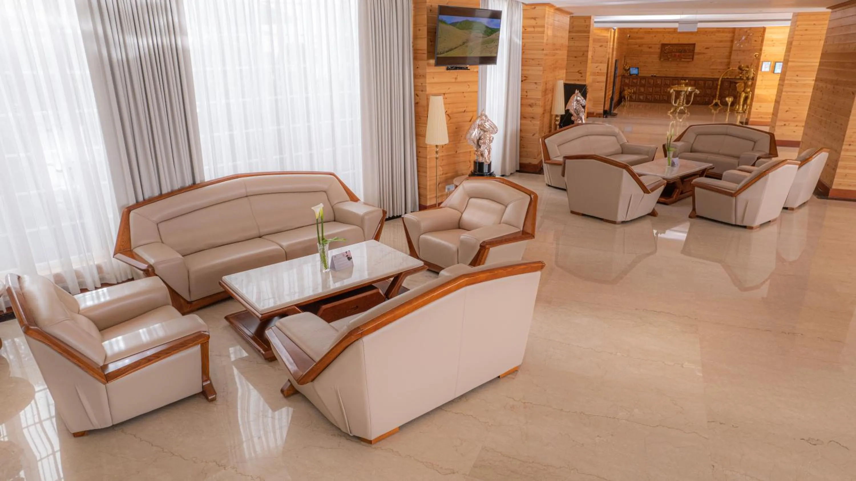 Lobby or reception in Araliya Red - Budget friendly Hotel- Where you find stunning 360 panoramic view of Nuwara Eliya