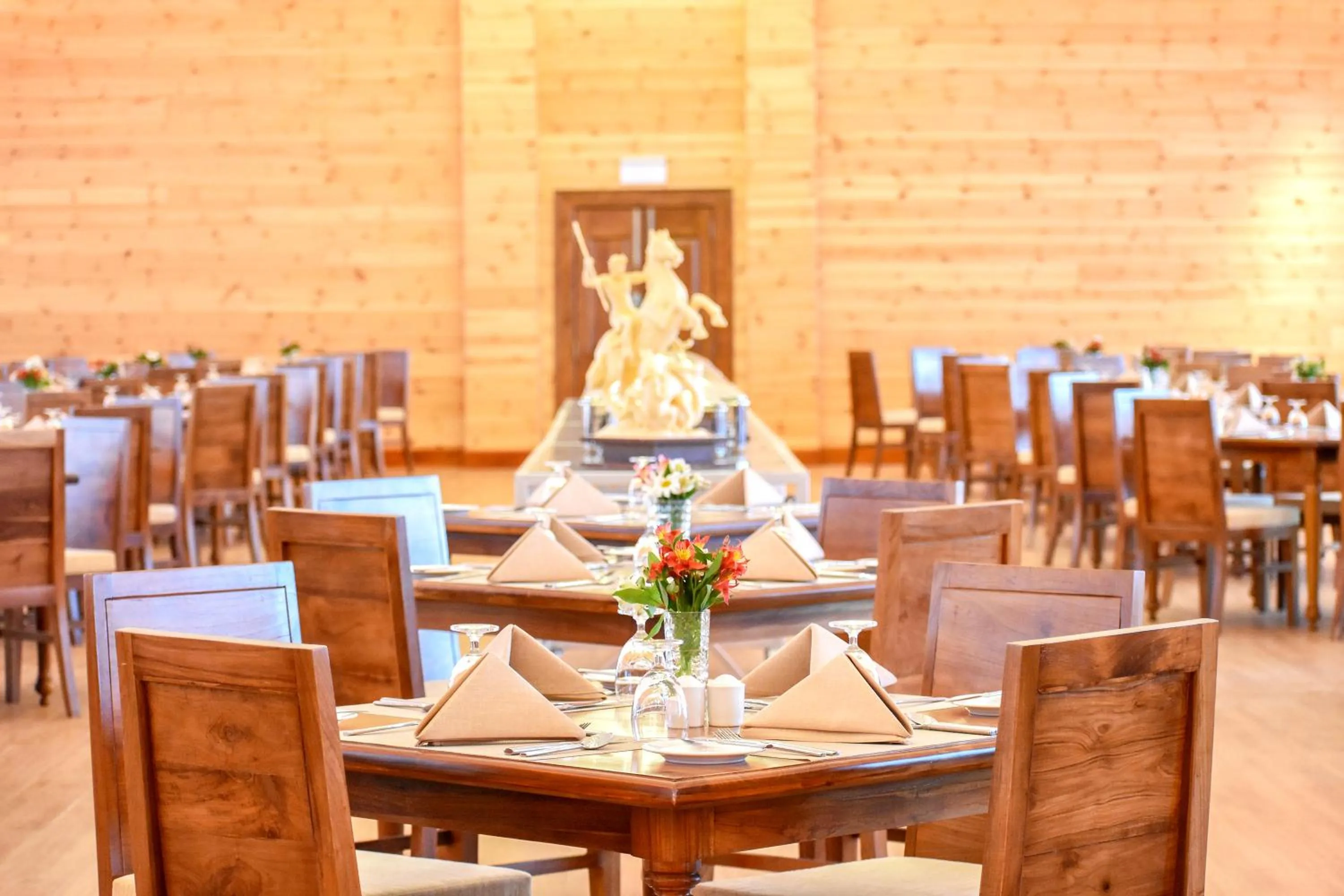 Restaurant/places to eat in Araliya Red - Budget friendly Hotel- Where you find stunning 360 panoramic view of Nuwara Eliya