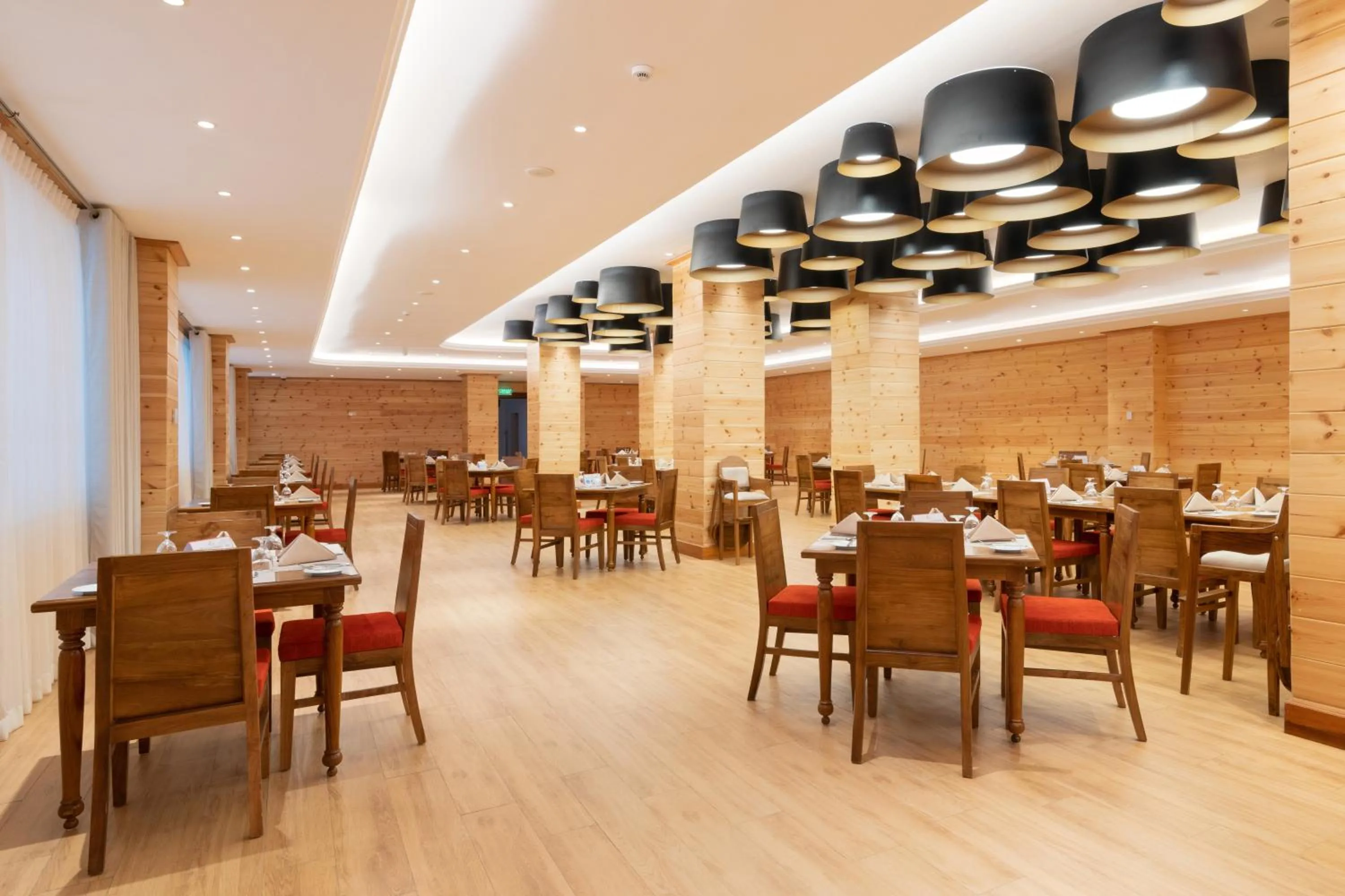 Restaurant/places to eat in Araliya Red - Budget friendly Hotel- Where you find stunning 360 panoramic view of Nuwara Eliya