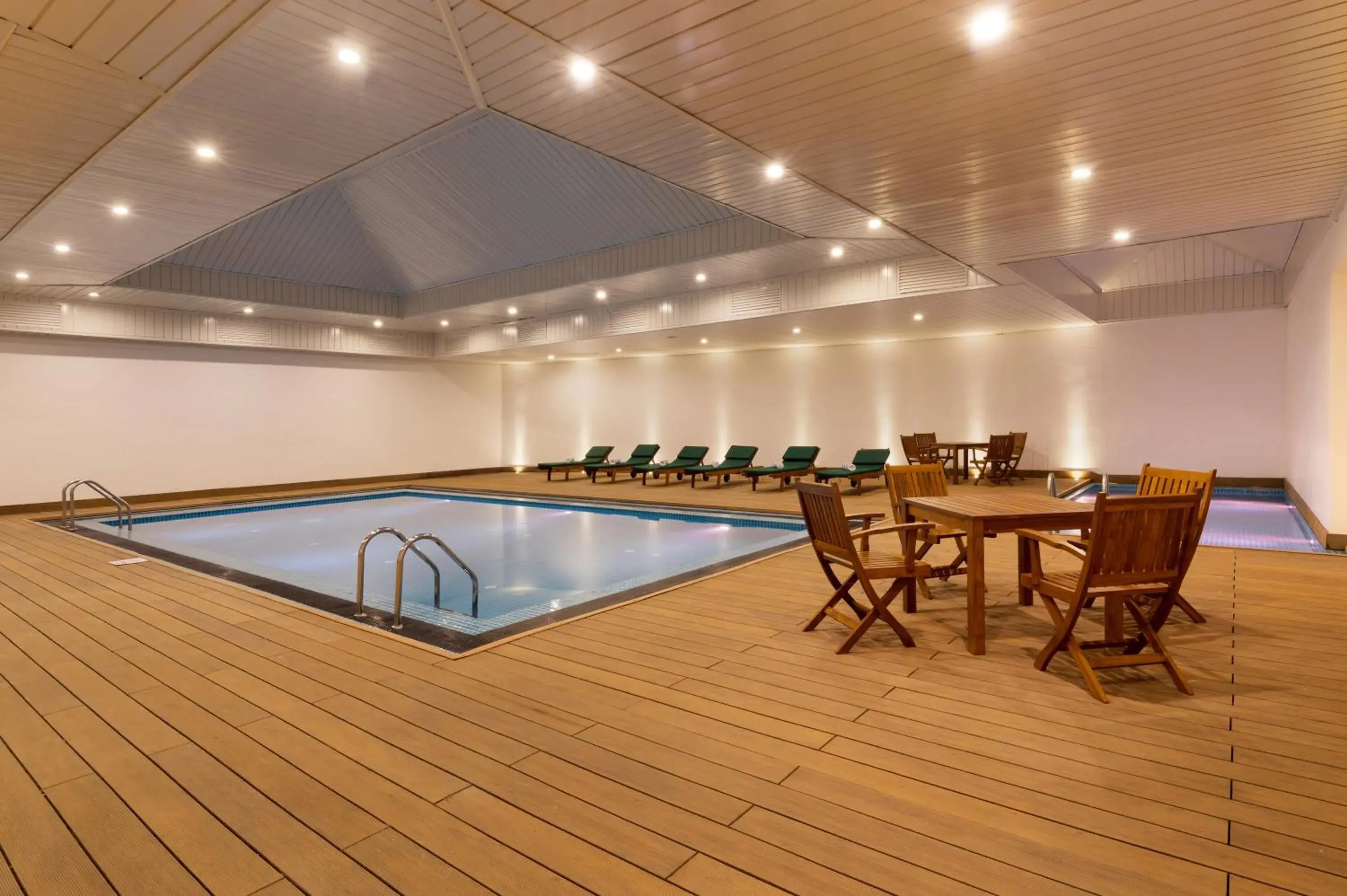 Swimming pool in Araliya Red - Budget friendly Hotel- Where you find stunning 360 panoramic view of Nuwara Eliya Swimming pool in Araliya Red - Budget friendly Hotel- Where you find stunning 360 panoramic view of Nuwara Eliya