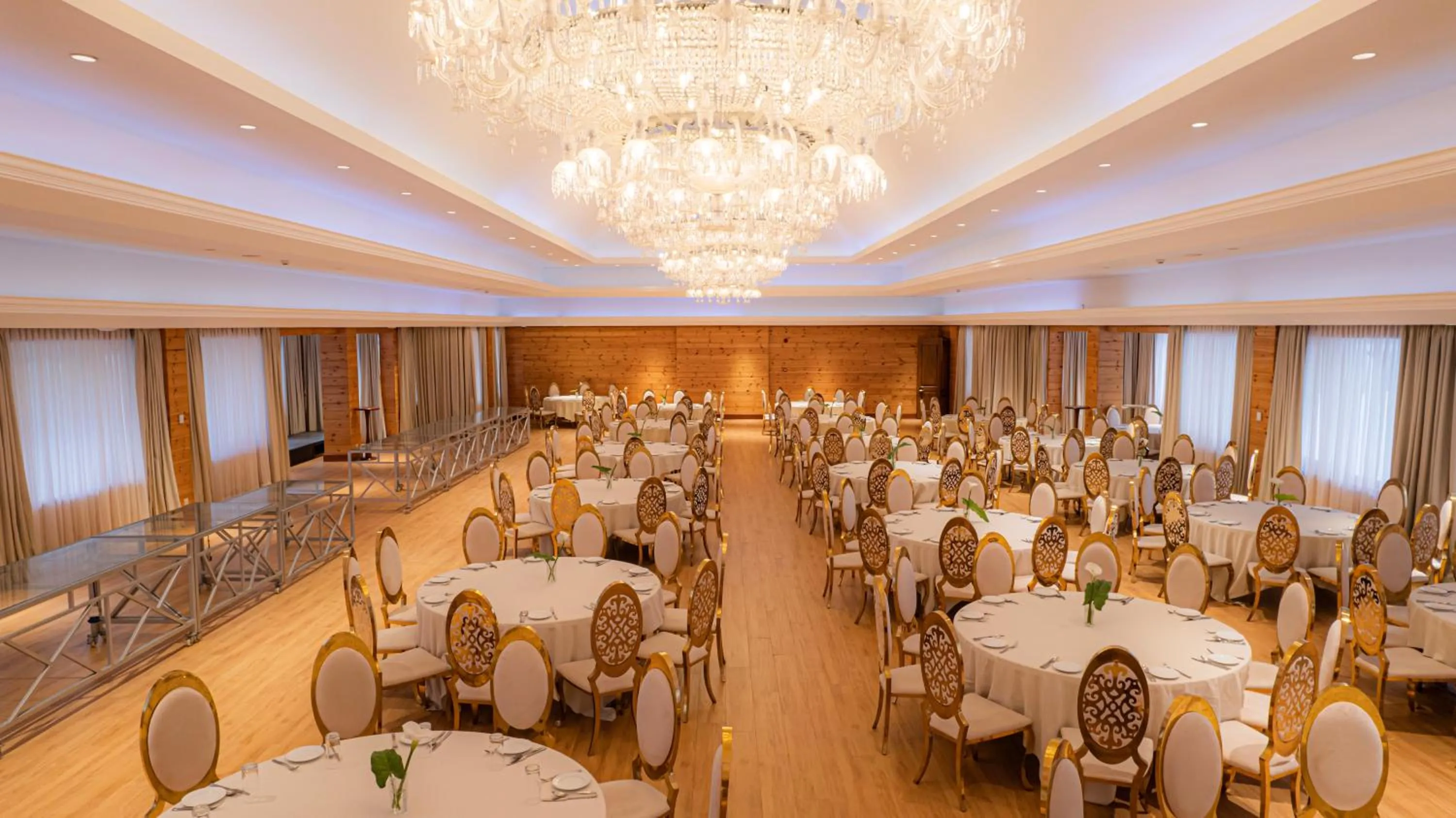 Restaurant/places to eat in Araliya Red - Budget friendly Hotel- Where you find stunning 360 panoramic view of Nuwara Eliya