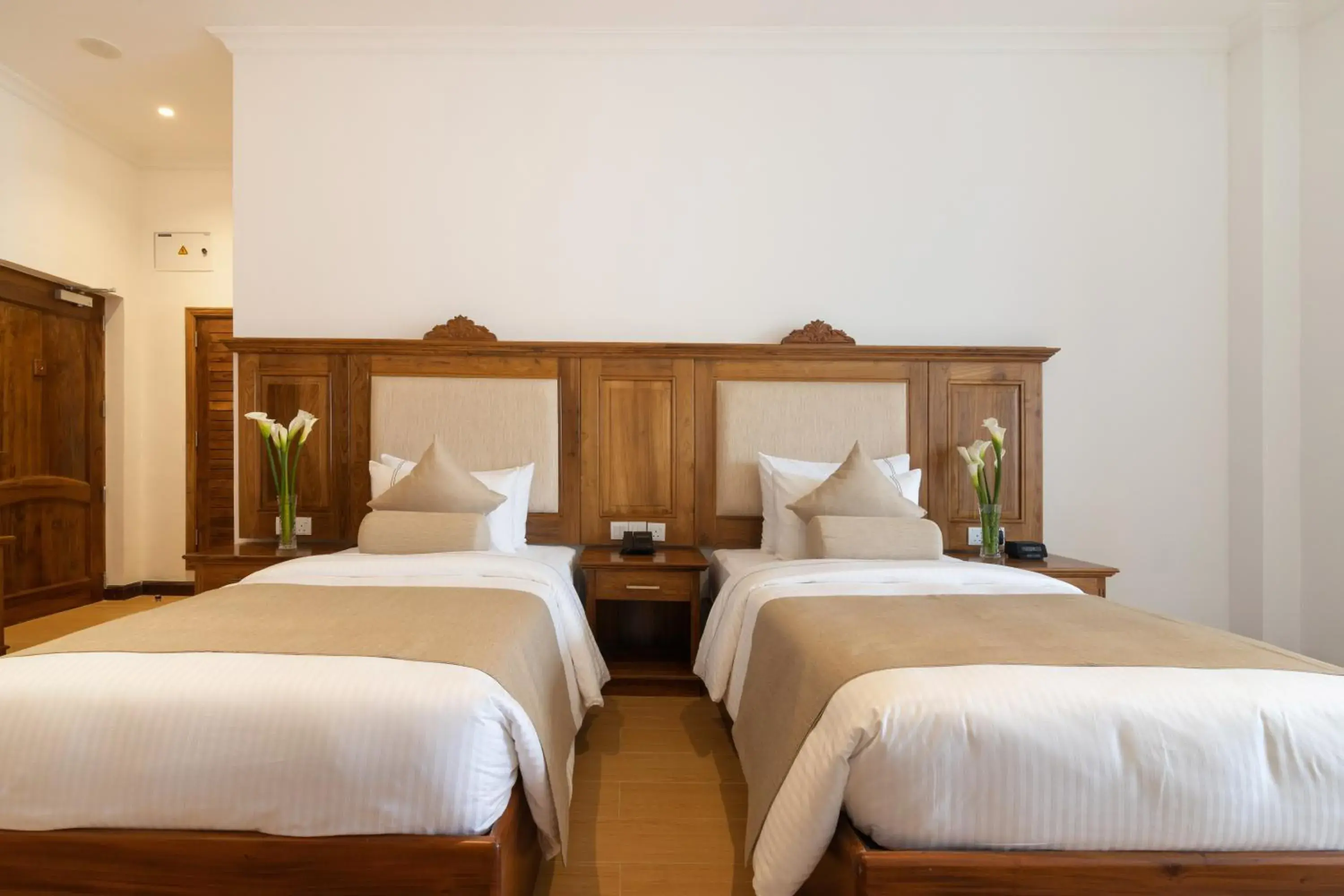 Deluxe Twin Room in Araliya Red - Budget friendly Hotel- Where you find stunning 360 panoramic view of Nuwara Eliya Deluxe Twin Room in Araliya Red - Budget friendly Hotel- Where you find stunning 360 panoramic view of Nuwara Eliya
