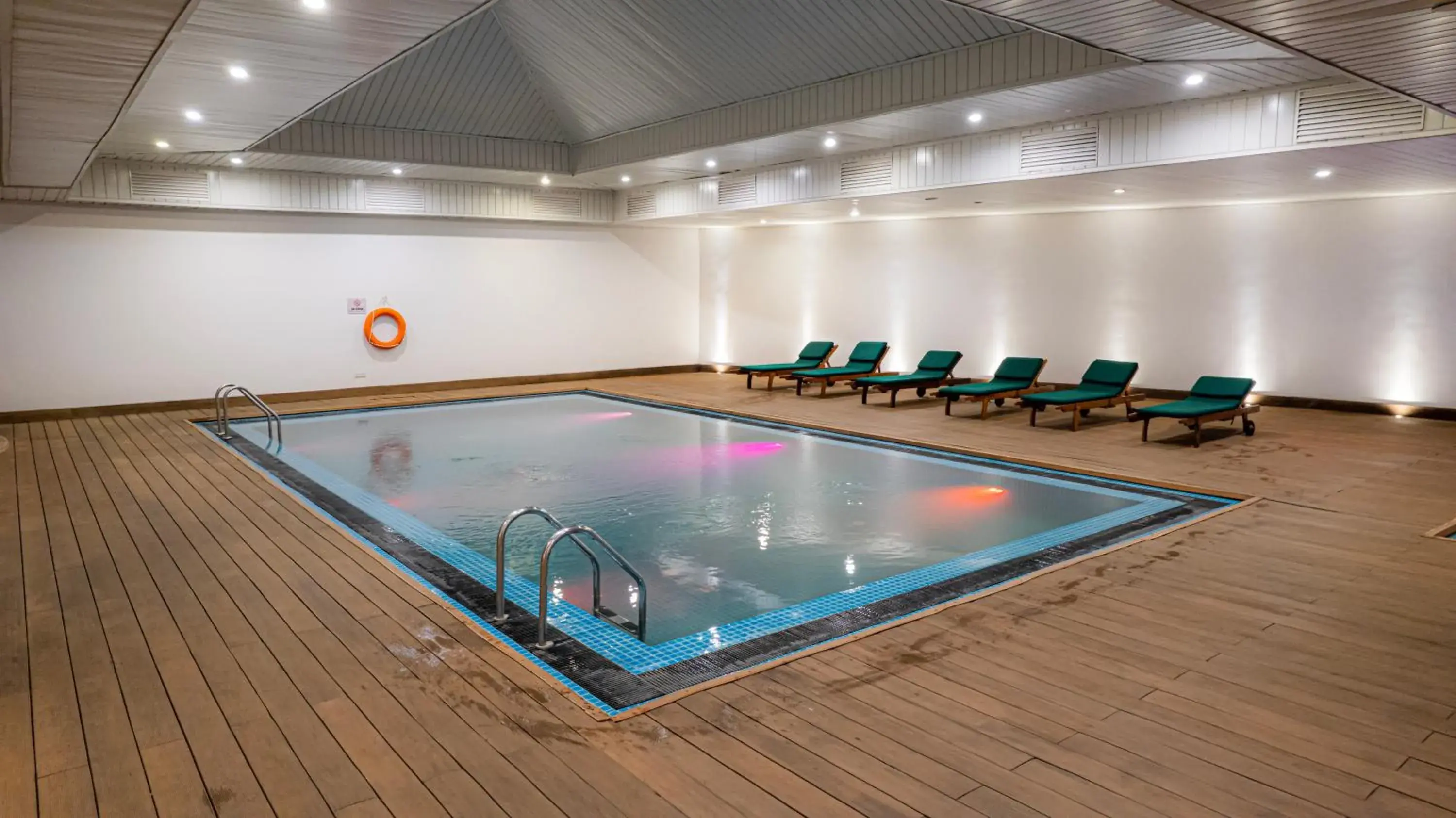 Swimming pool in Araliya Red - Budget friendly Hotel- Where you find stunning 360 panoramic view of Nuwara Eliya Swimming pool in Araliya Red - Budget friendly Hotel- Where you find stunning 360 panoramic view of Nuwara Eliya