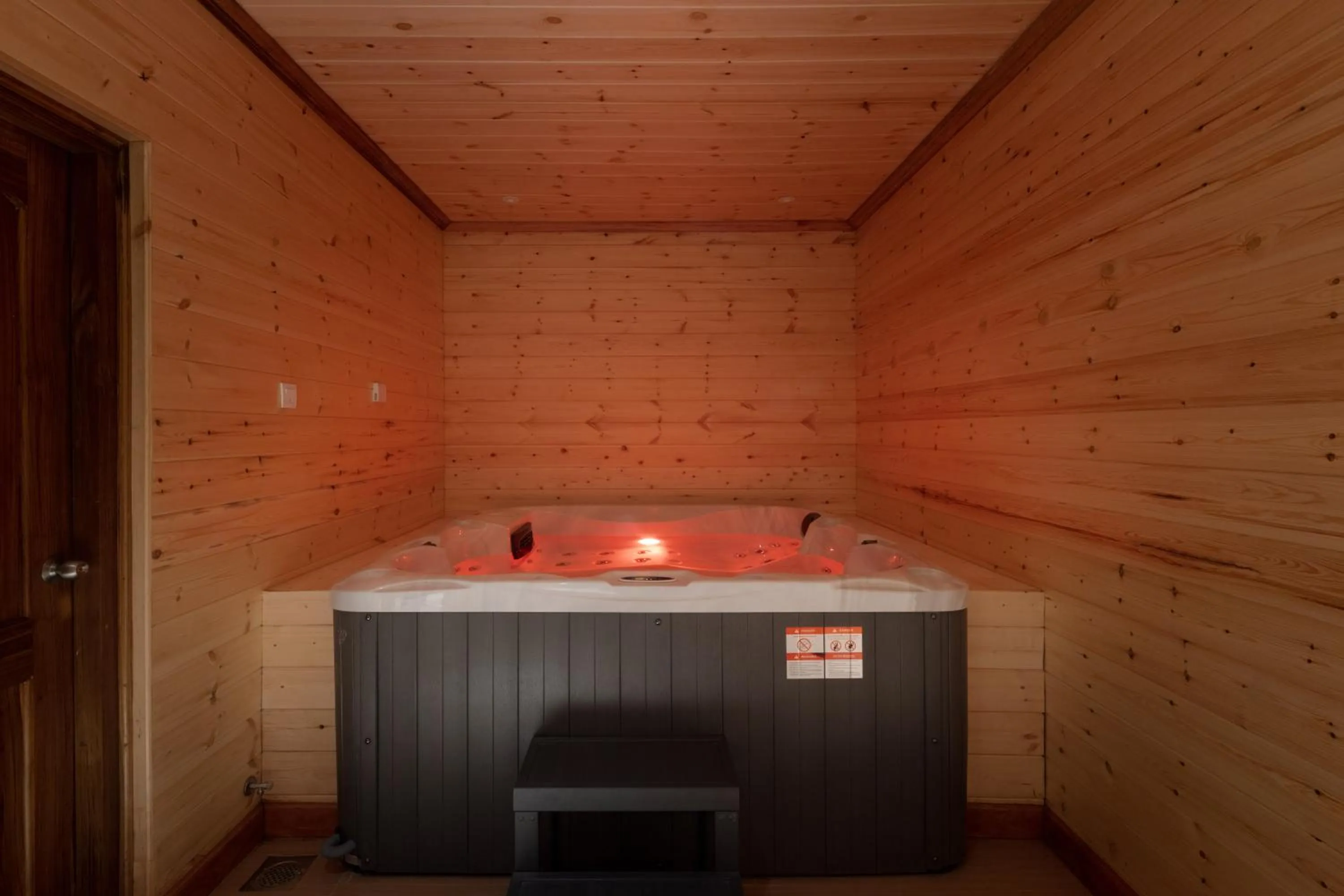 Hot Tub in Araliya Red - Budget friendly Hotel- Where you find stunning 360 panoramic view of Nuwara Eliya