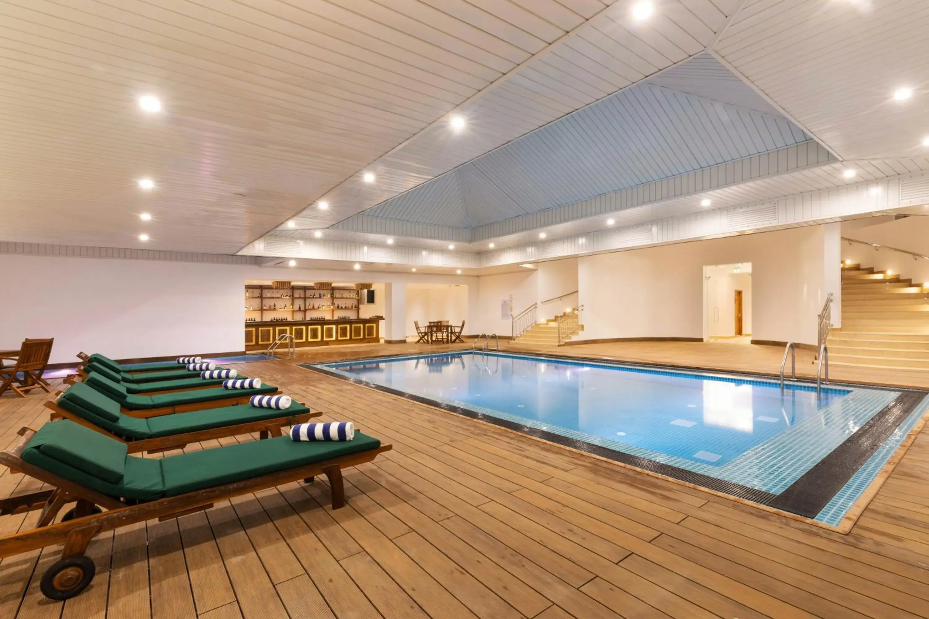 Swimming pool in Araliya Red - Budget friendly Hotel- Where you find stunning 360 panoramic view of Nuwara Eliya Swimming pool in Araliya Red - Budget friendly Hotel- Where you find stunning 360 panoramic view of Nuwara Eliya