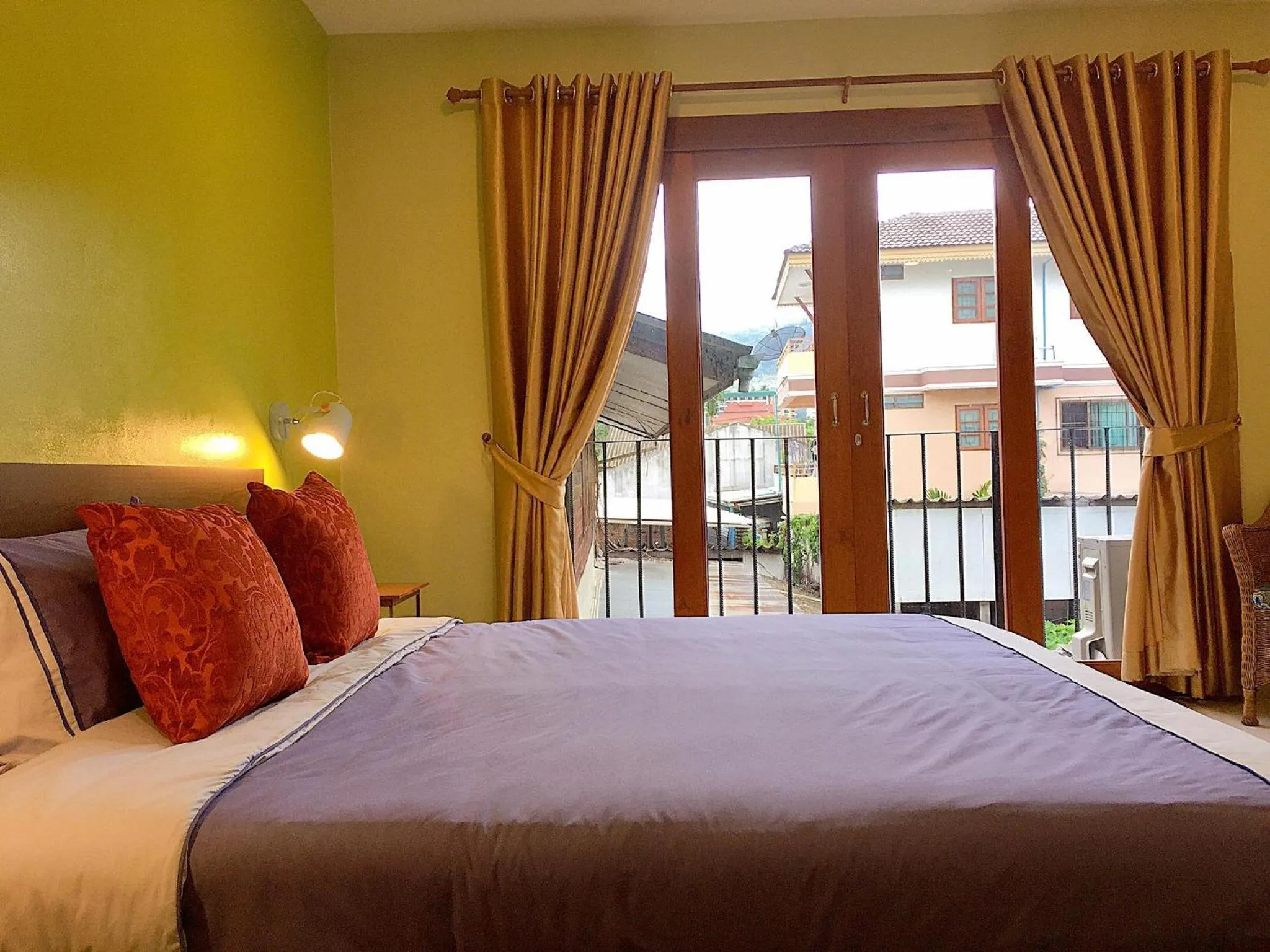 Photo of the whole room, Bed in Chor Chang House