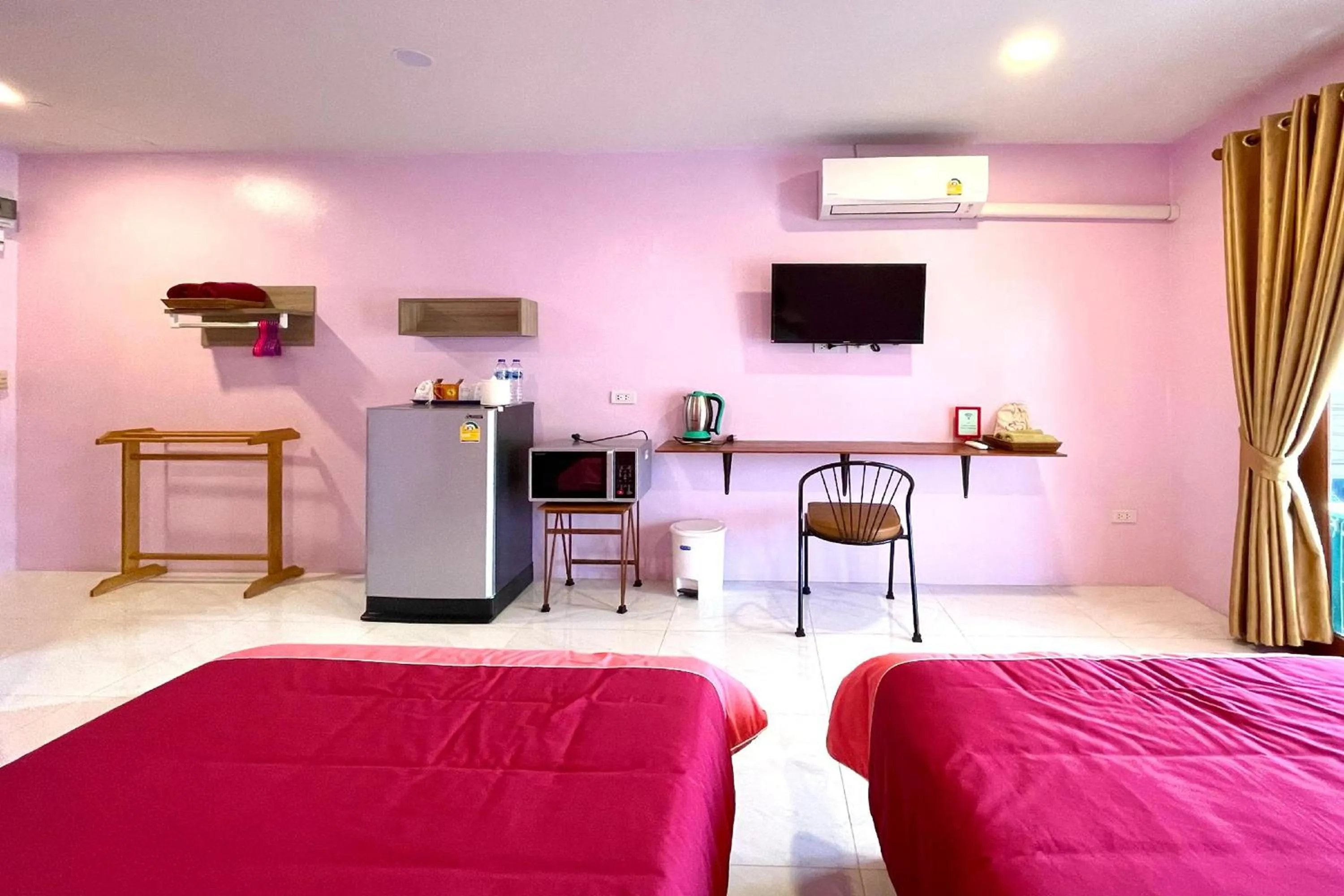 Photo of the whole room, Bed in Chor Chang House