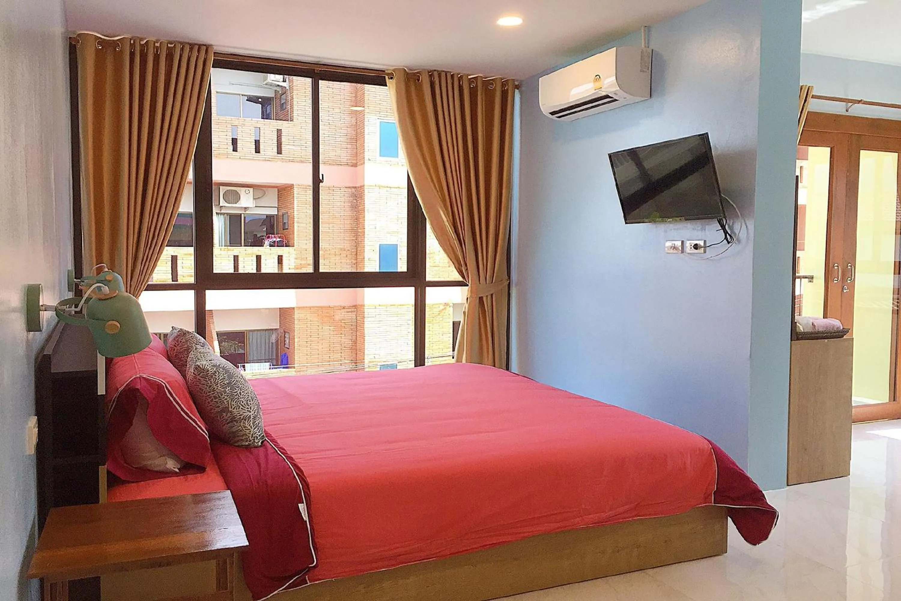 Photo of the whole room, Bed in Chor Chang House