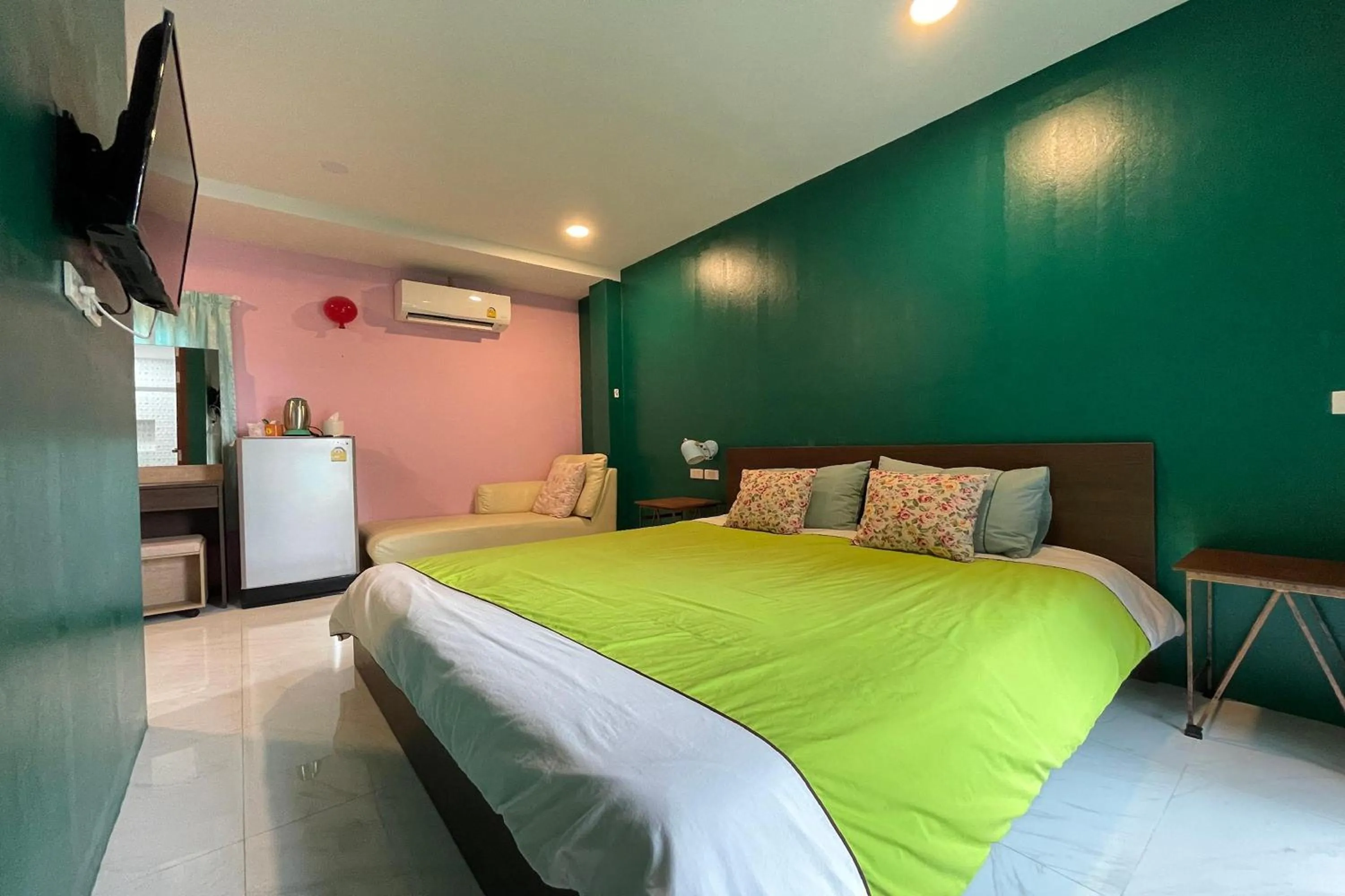 Photo of the whole room, Bed in Chor Chang House