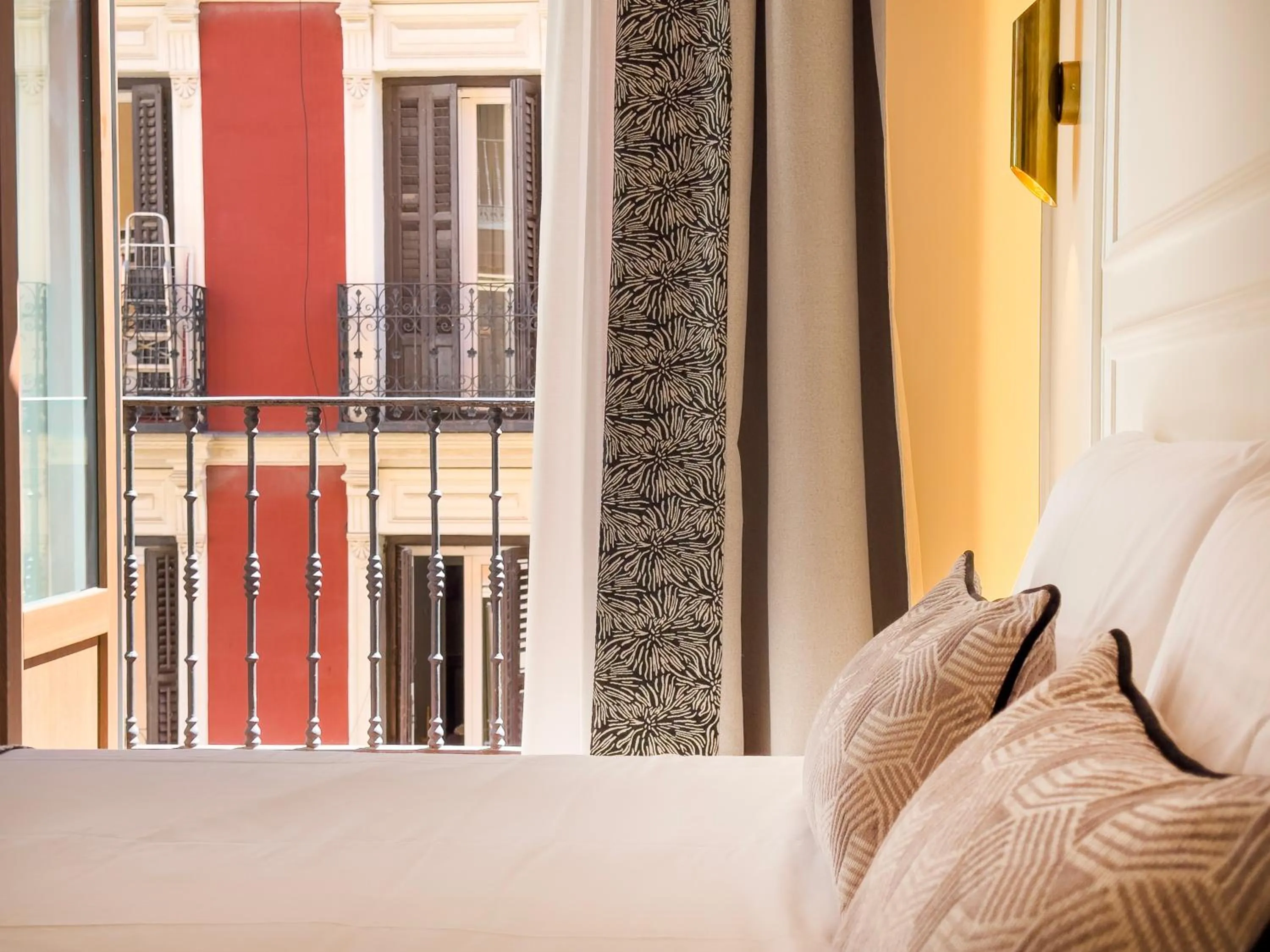 Bed in Ópera Stays by Charming