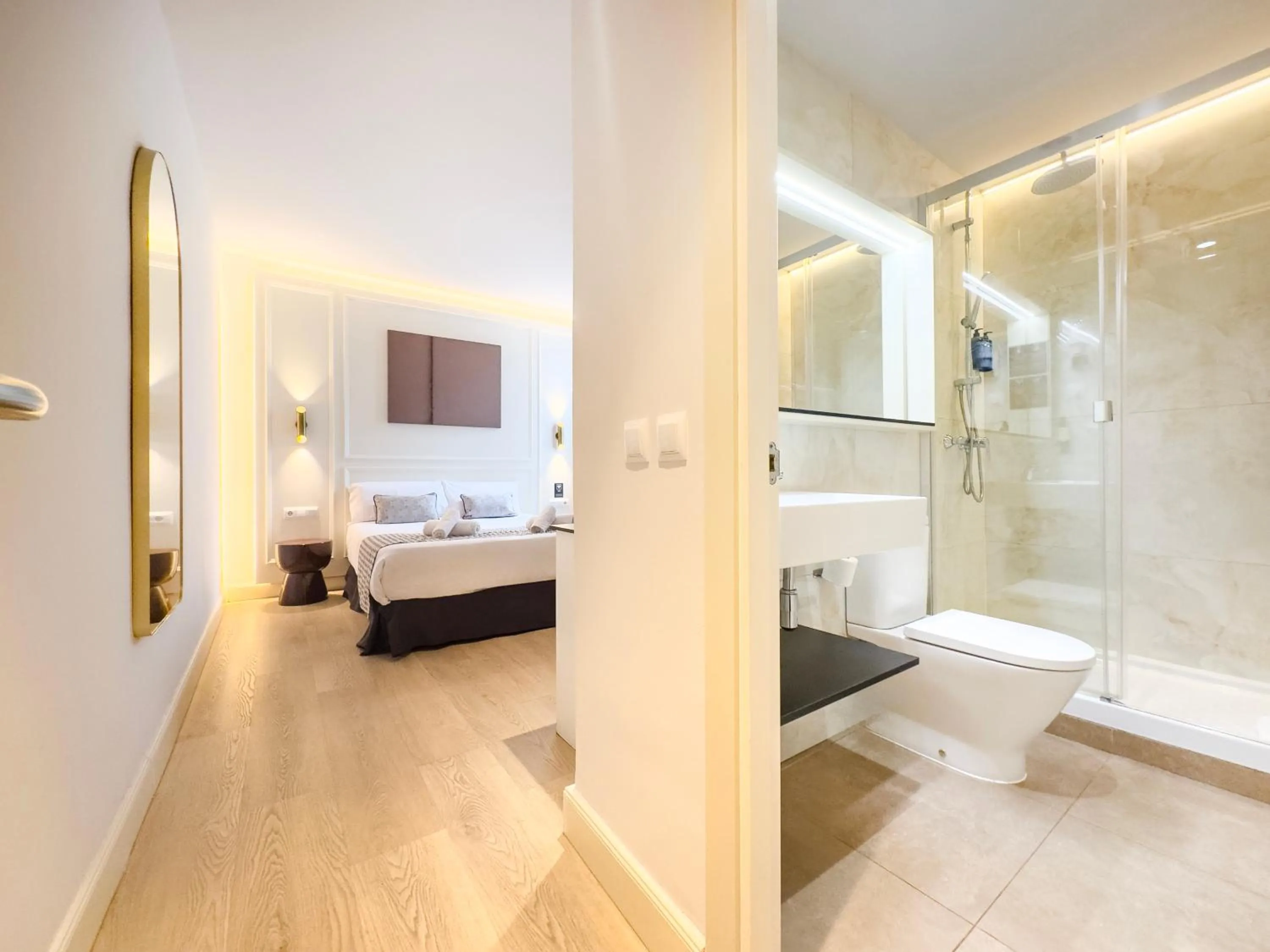 Shower, Bed in Ópera Stays by Charming