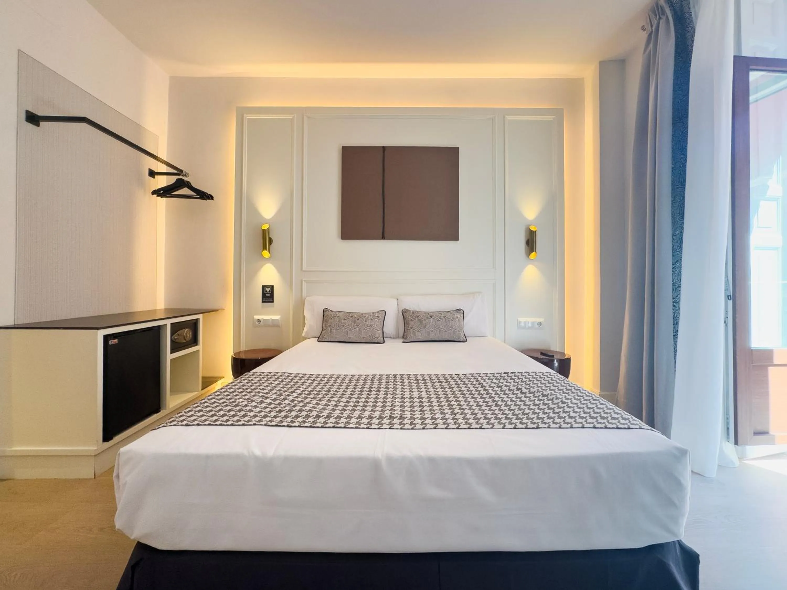 Bed in Ópera Stays by Charming