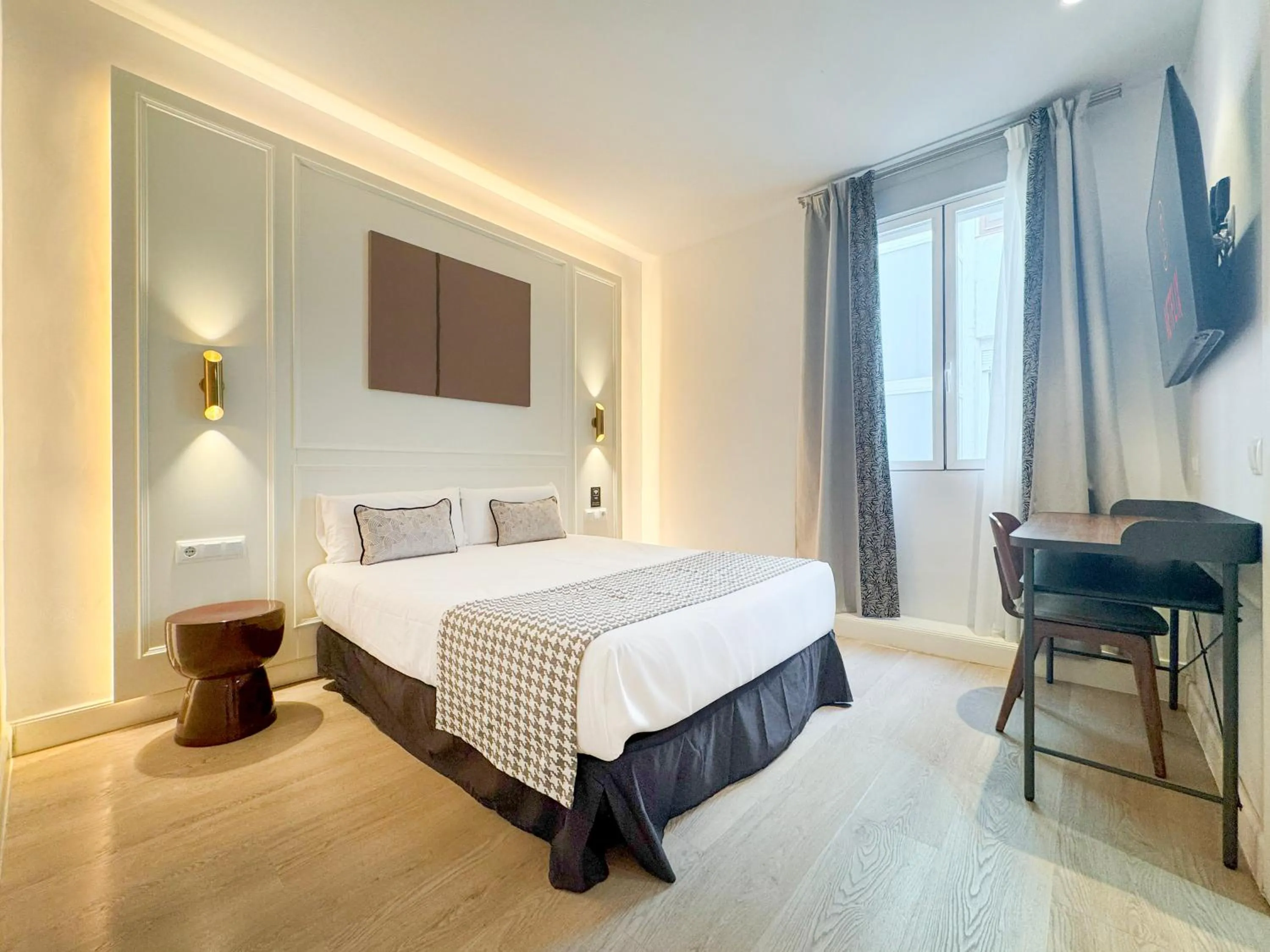 Bed in Ópera Stays by Charming