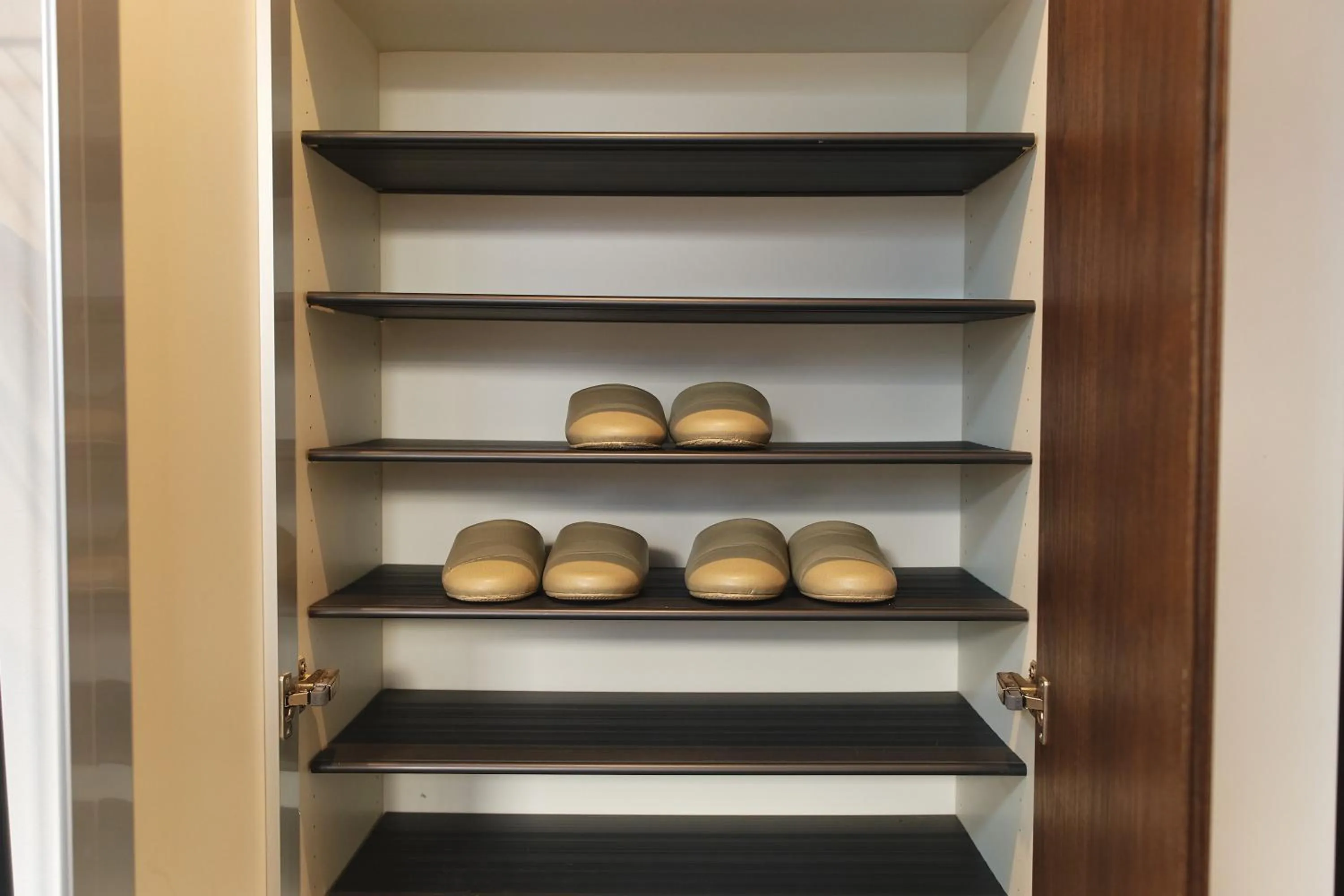 Base Hanegi Apartment by Tranova