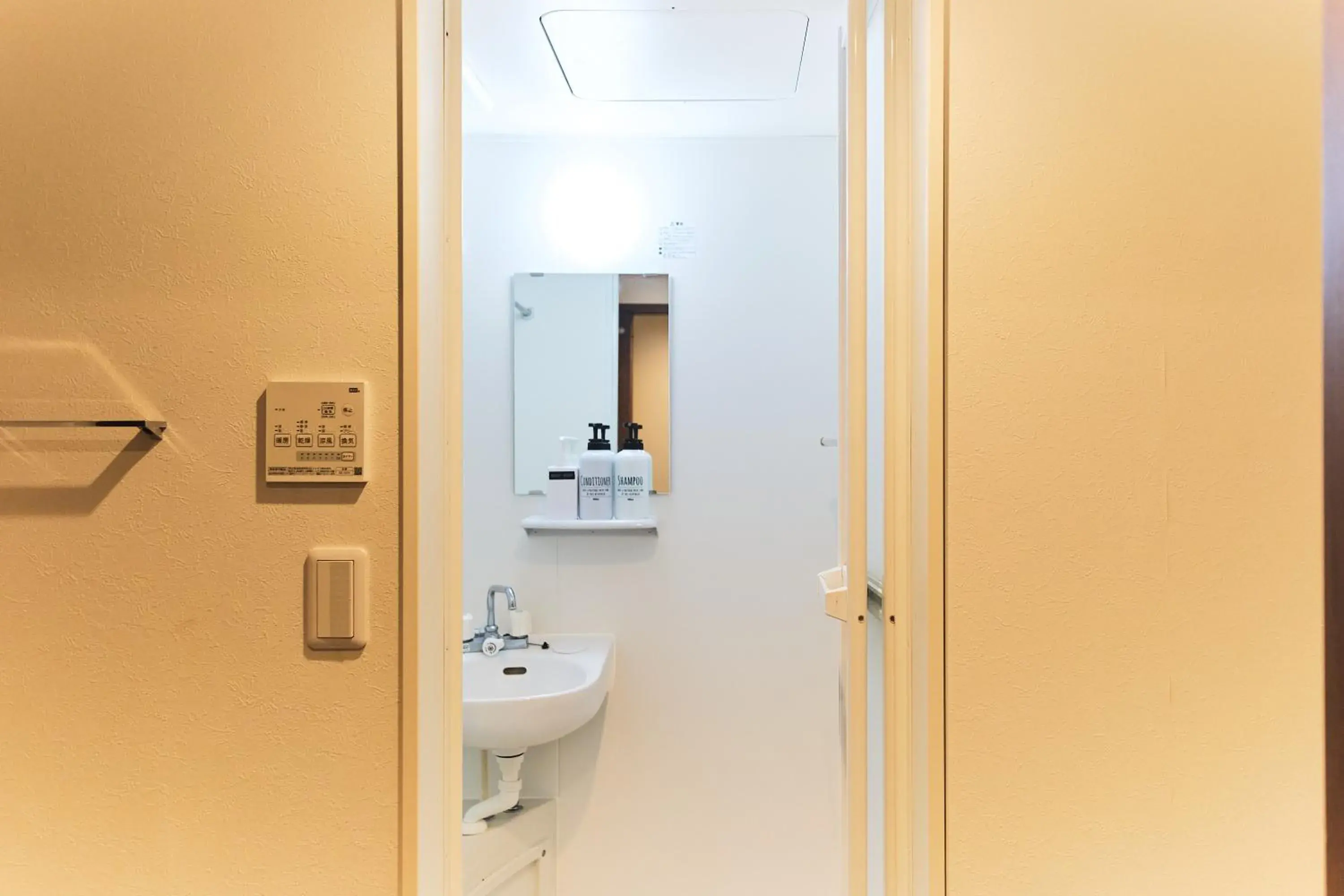 Base Hanegi Apartment by Tranova Base Hanegi Apartment by Tranova