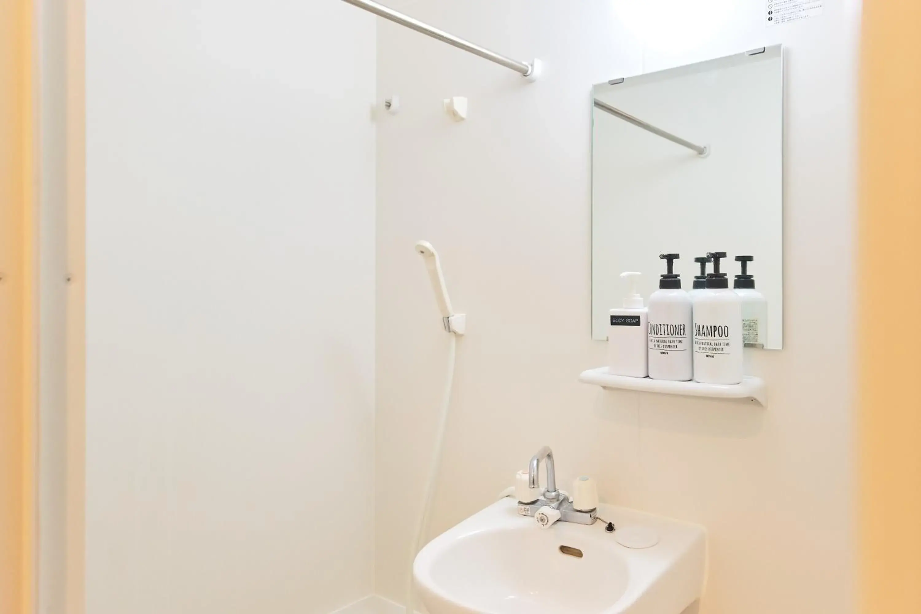 Base Hanegi Apartment by Tranova Base Hanegi Apartment by Tranova