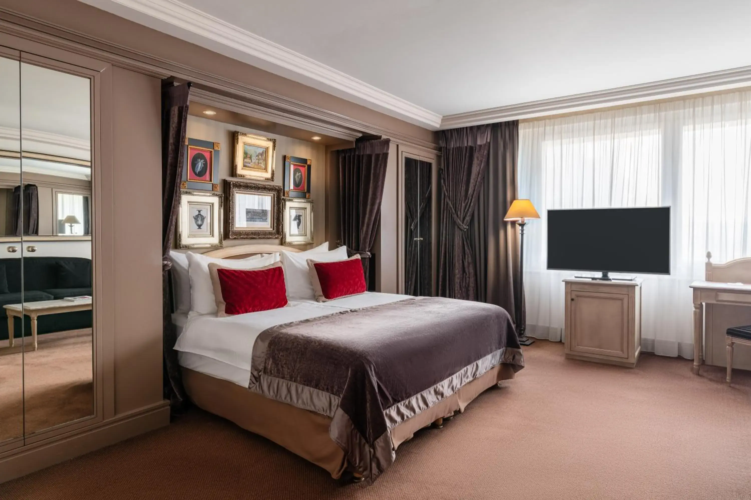 Bedroom, Bed in Royal Manotel Bedroom, Bed in Royal Manotel