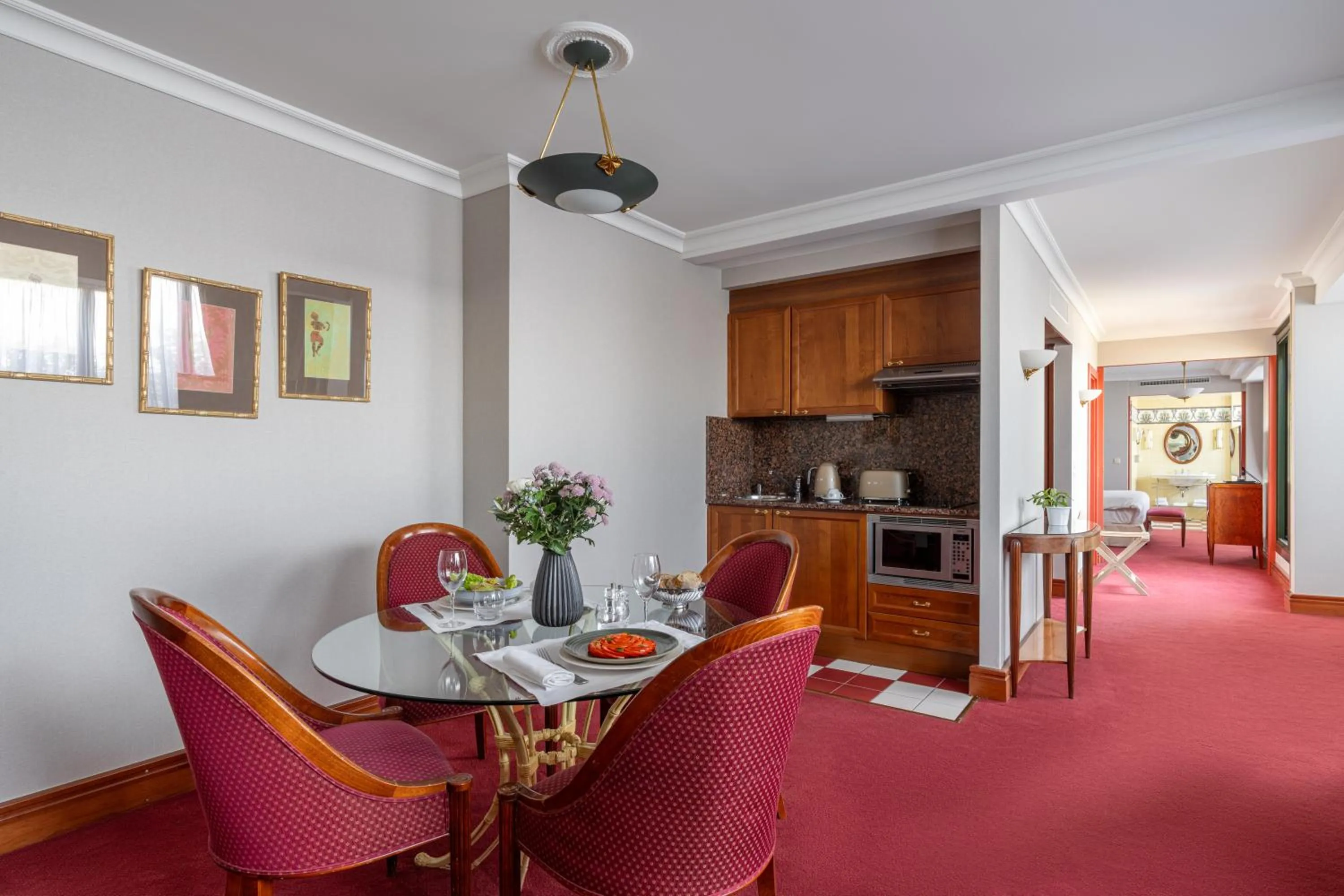 Kitchen or kitchenette in Royal Manotel