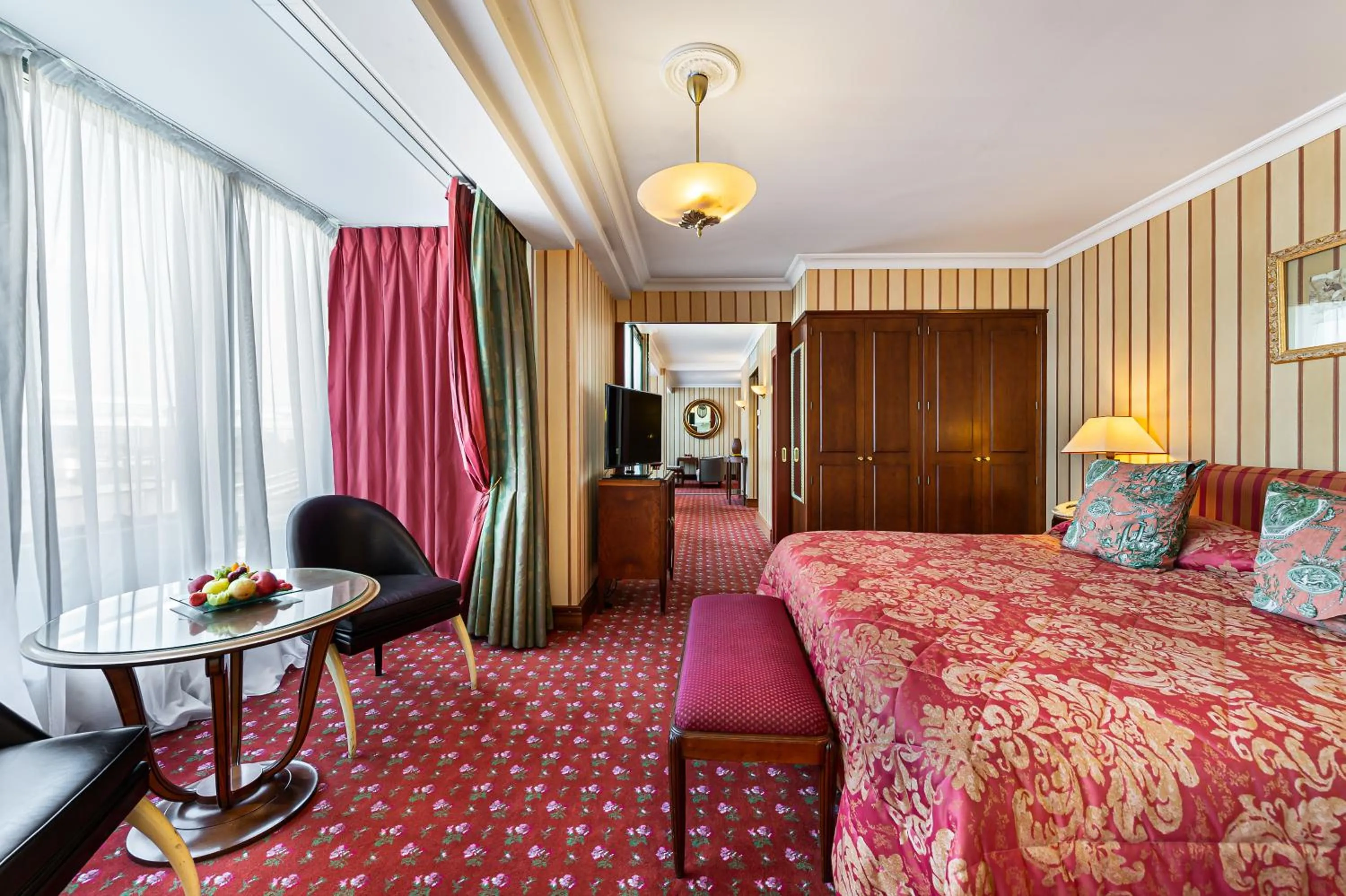 Photo of the whole room, Bed in Royal Manotel