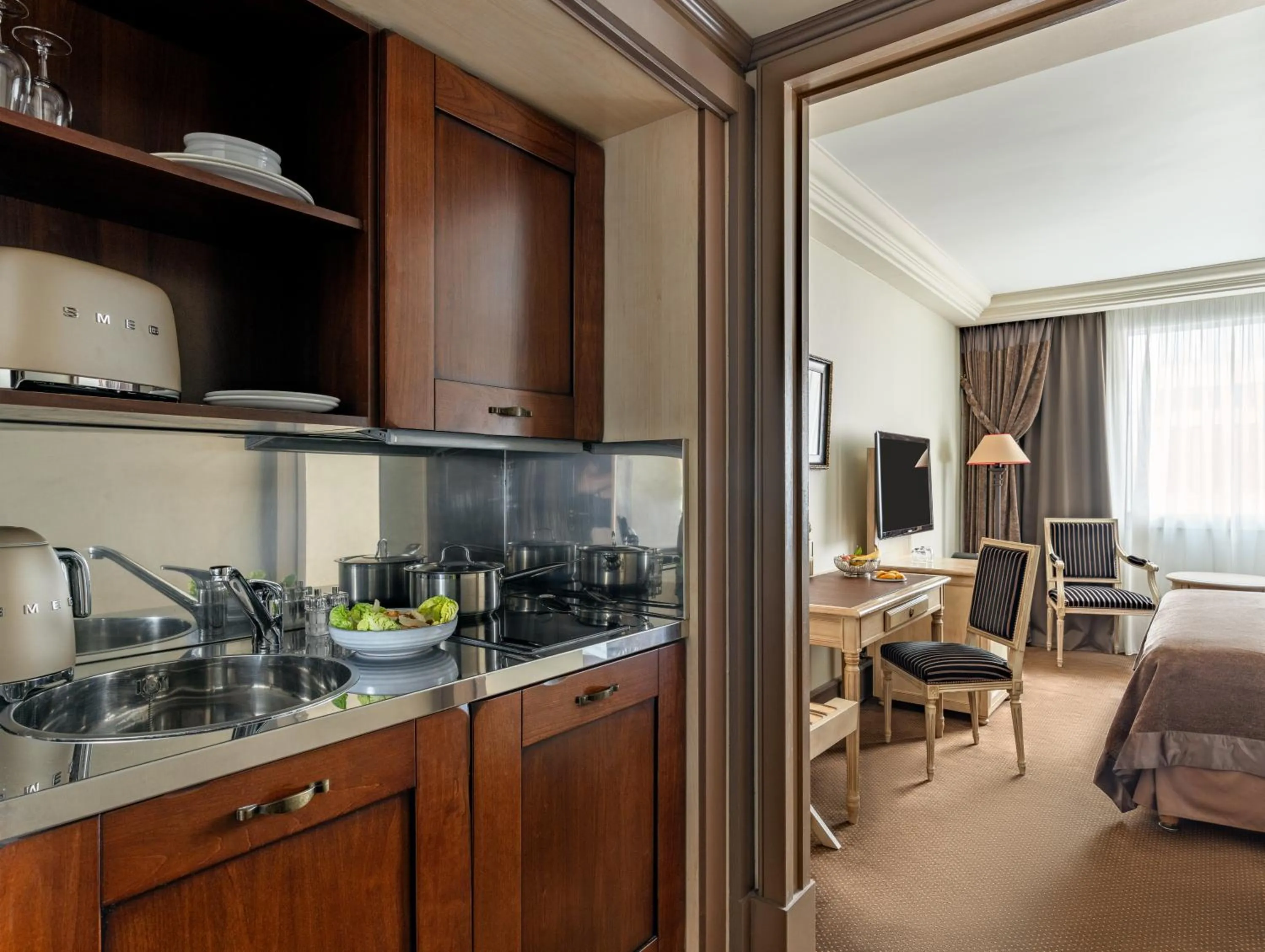 Kitchen or kitchenette in Royal Manotel