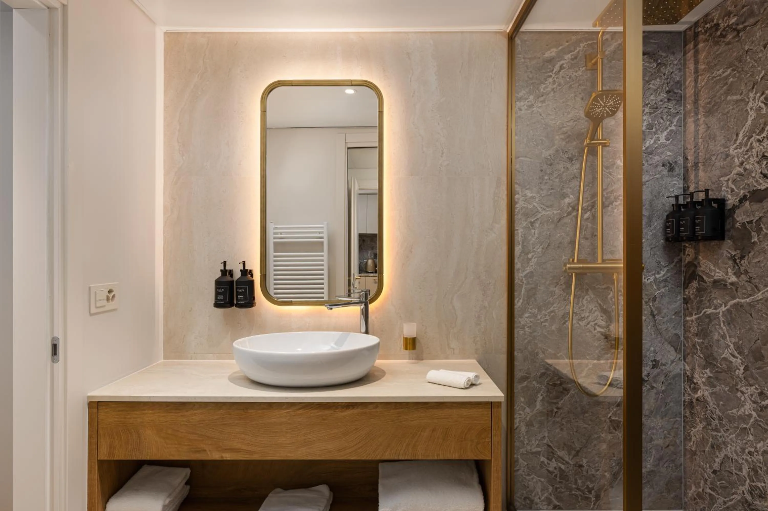 Shower in Royal Manotel