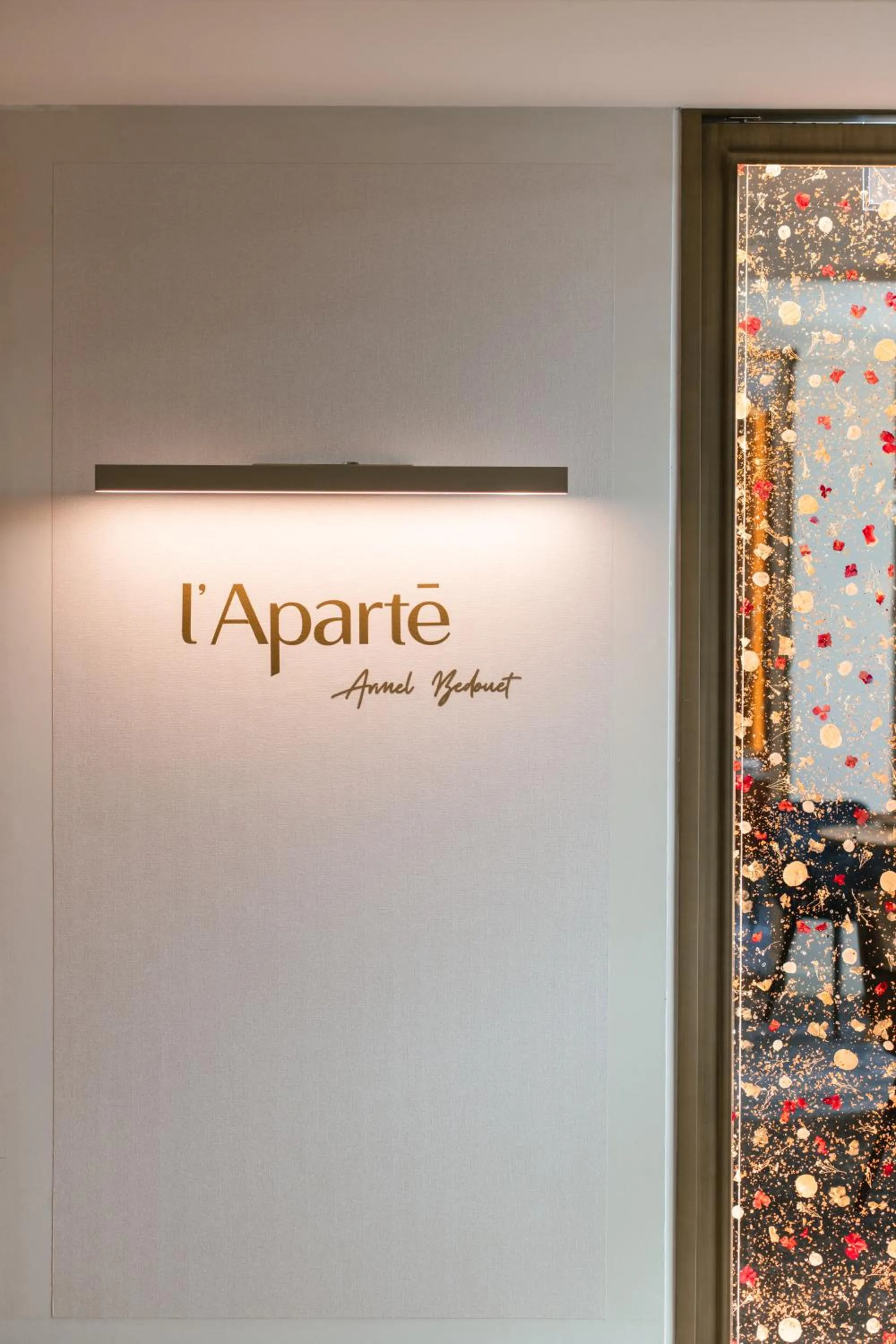 Restaurant/places to eat in Royal Manotel