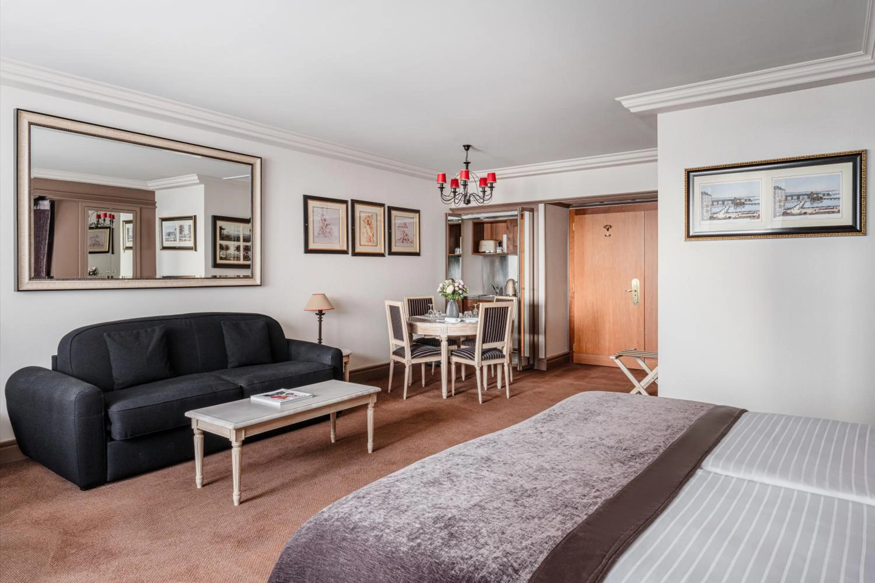 Seating area, Bed in Royal Manotel