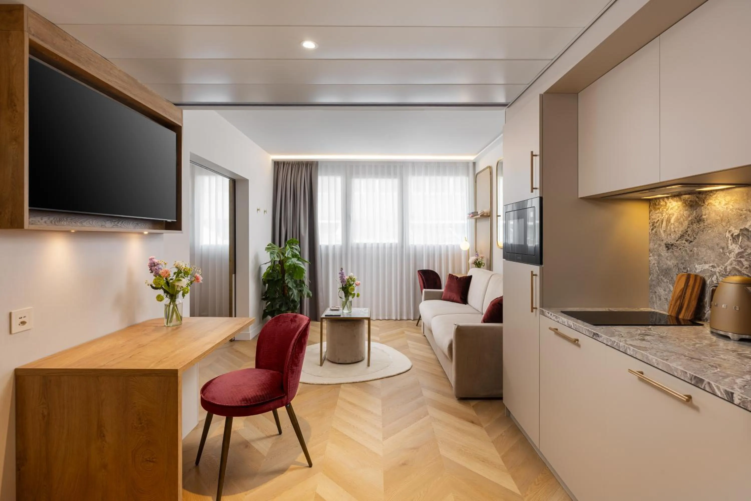 Kitchen or kitchenette in Royal Manotel