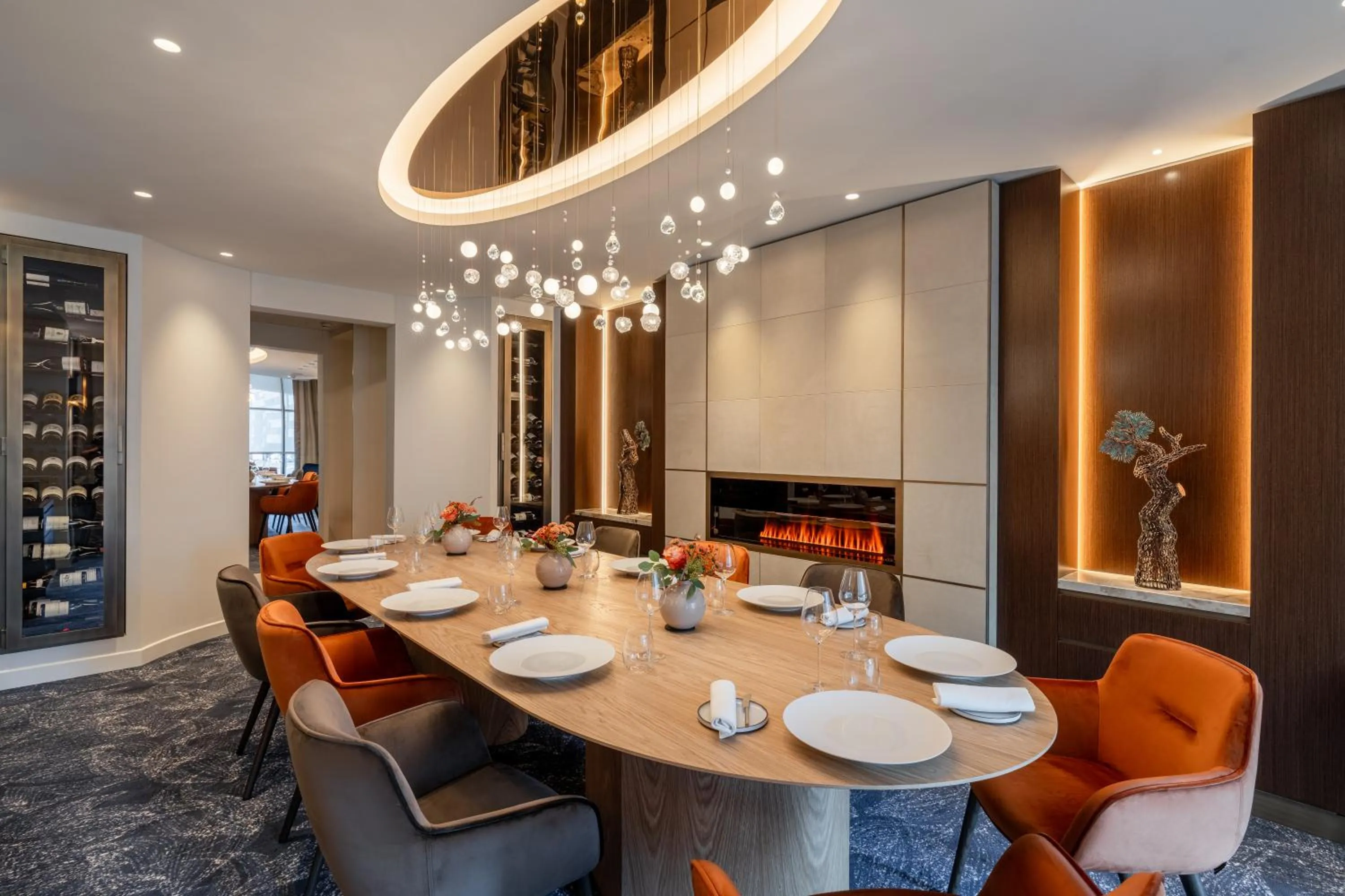 Restaurant/places to eat in Royal Manotel