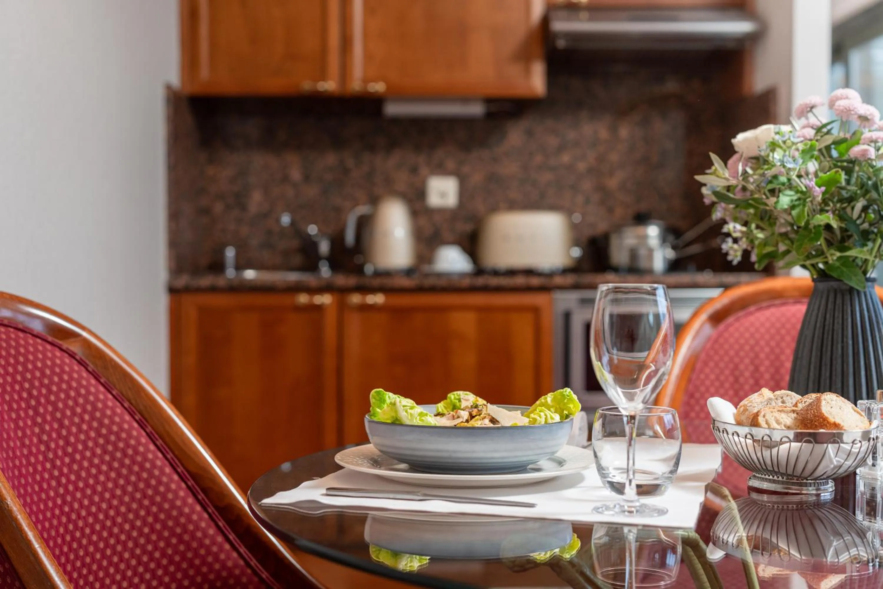 Kitchen or kitchenette in Royal Manotel