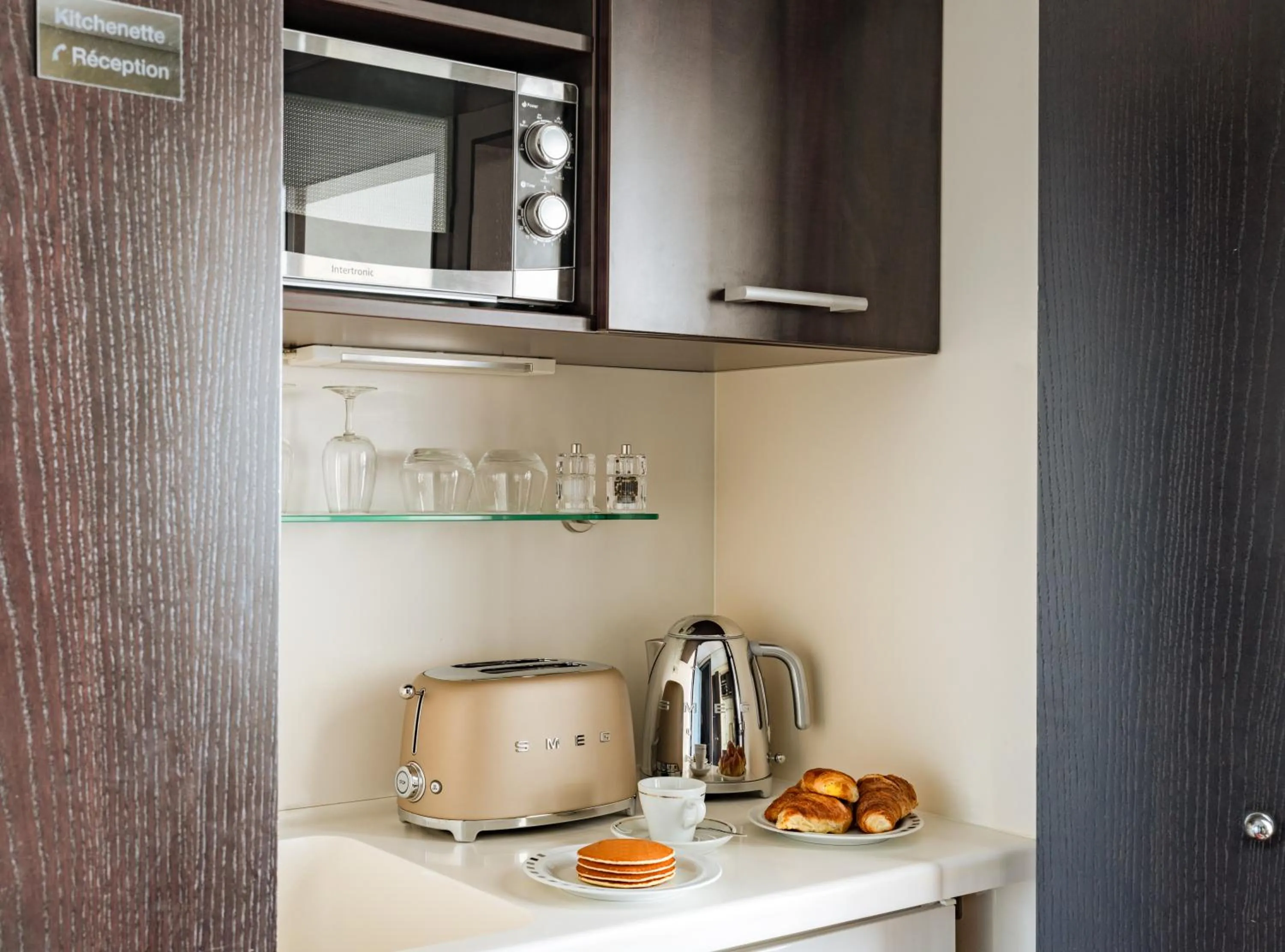 Kitchen or kitchenette in Auteuil Manotel