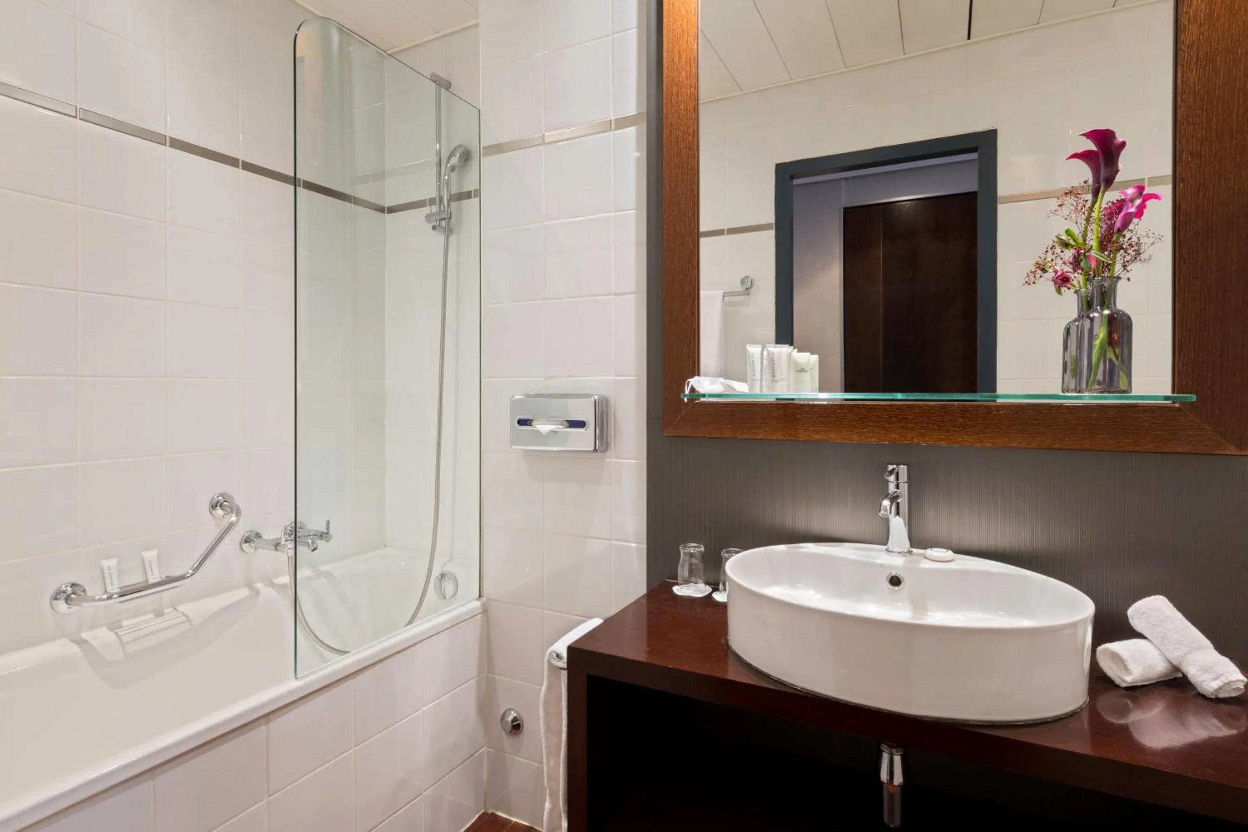 Bathroom in Auteuil Manotel