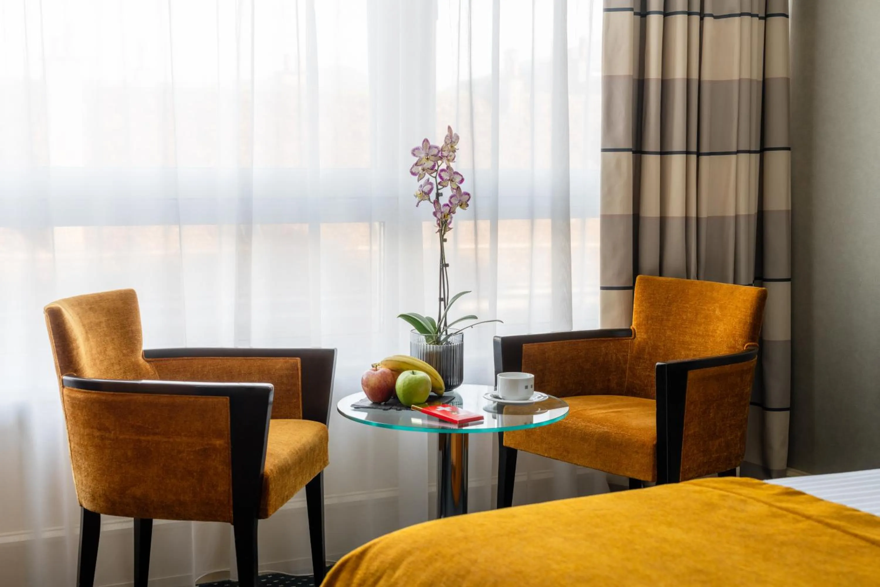 Dining area in Auteuil Manotel