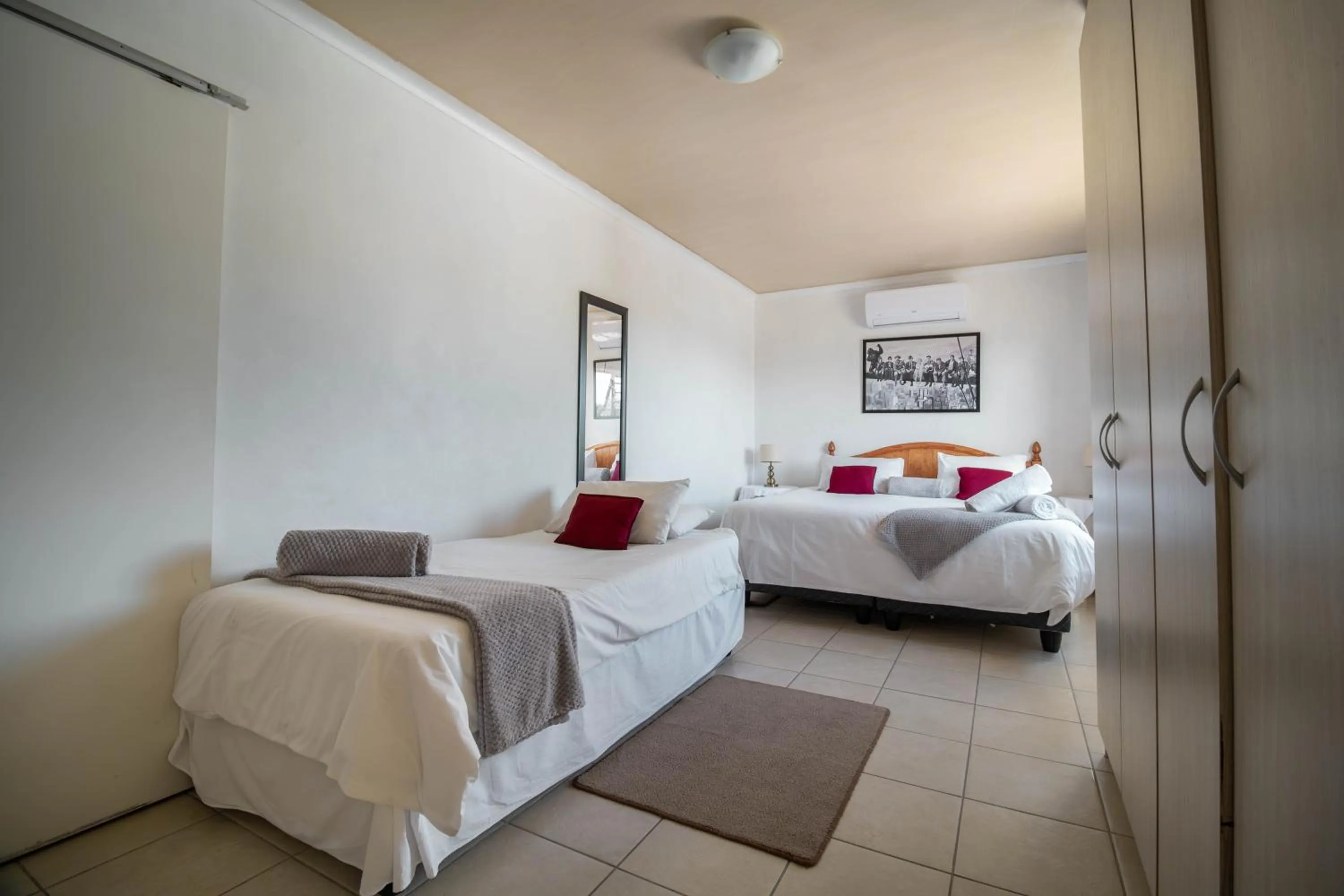 Photo of the whole room, Bed in Broadway Tygervalley House