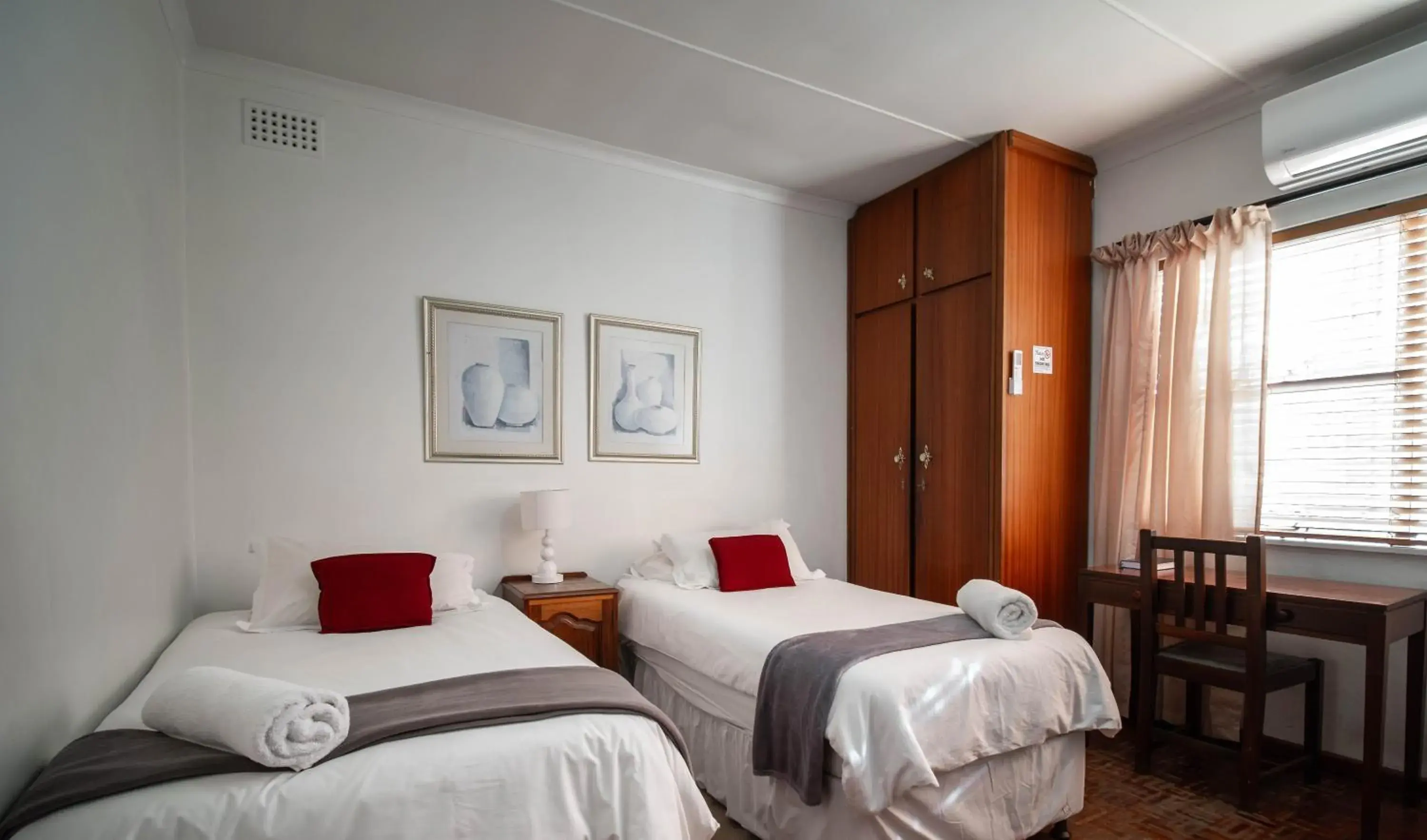 Property building, Bed in Broadway Tygervalley House Property building, Bed in Broadway Tygervalley House