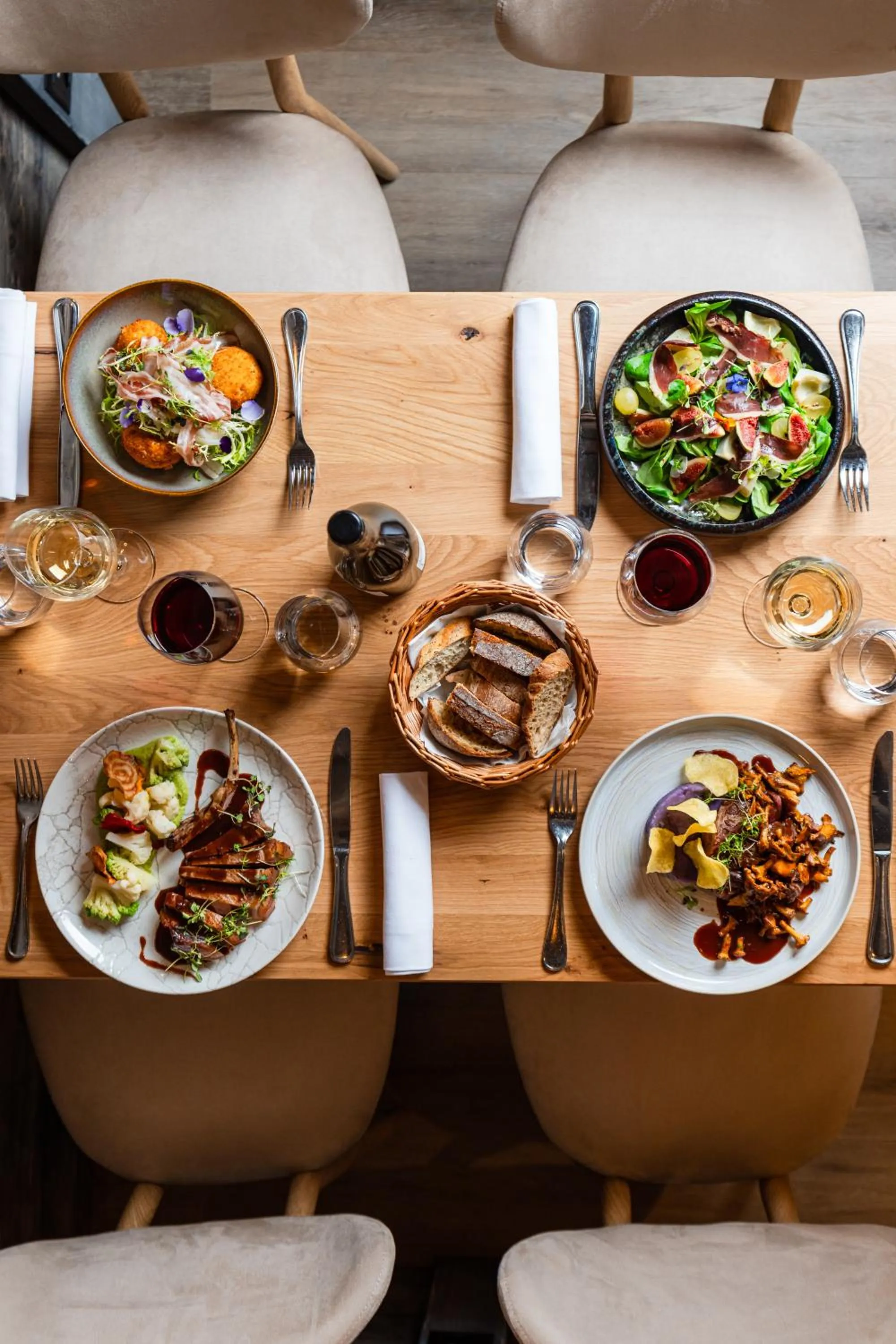 Restaurant/places to eat in Edelweiss Manotel