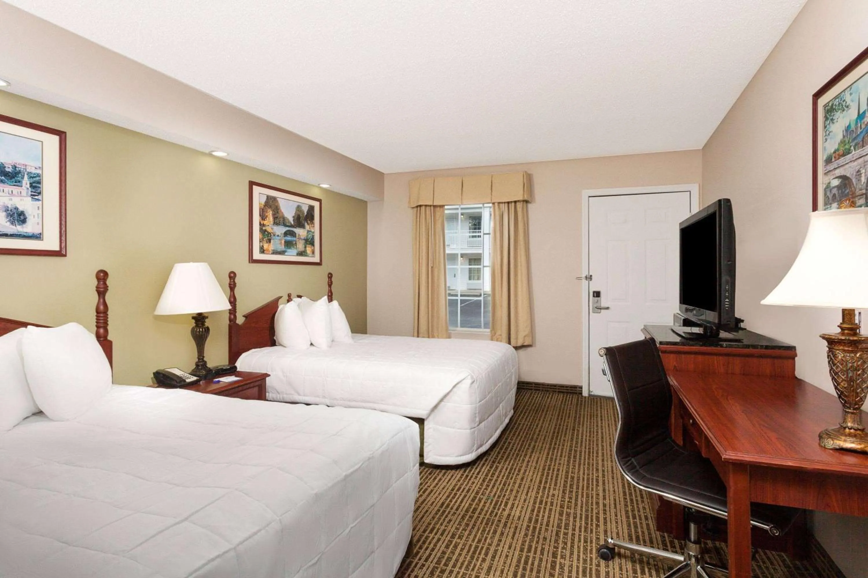 Photo of the whole room, Bed in Baymont by Wyndham Tullahoma