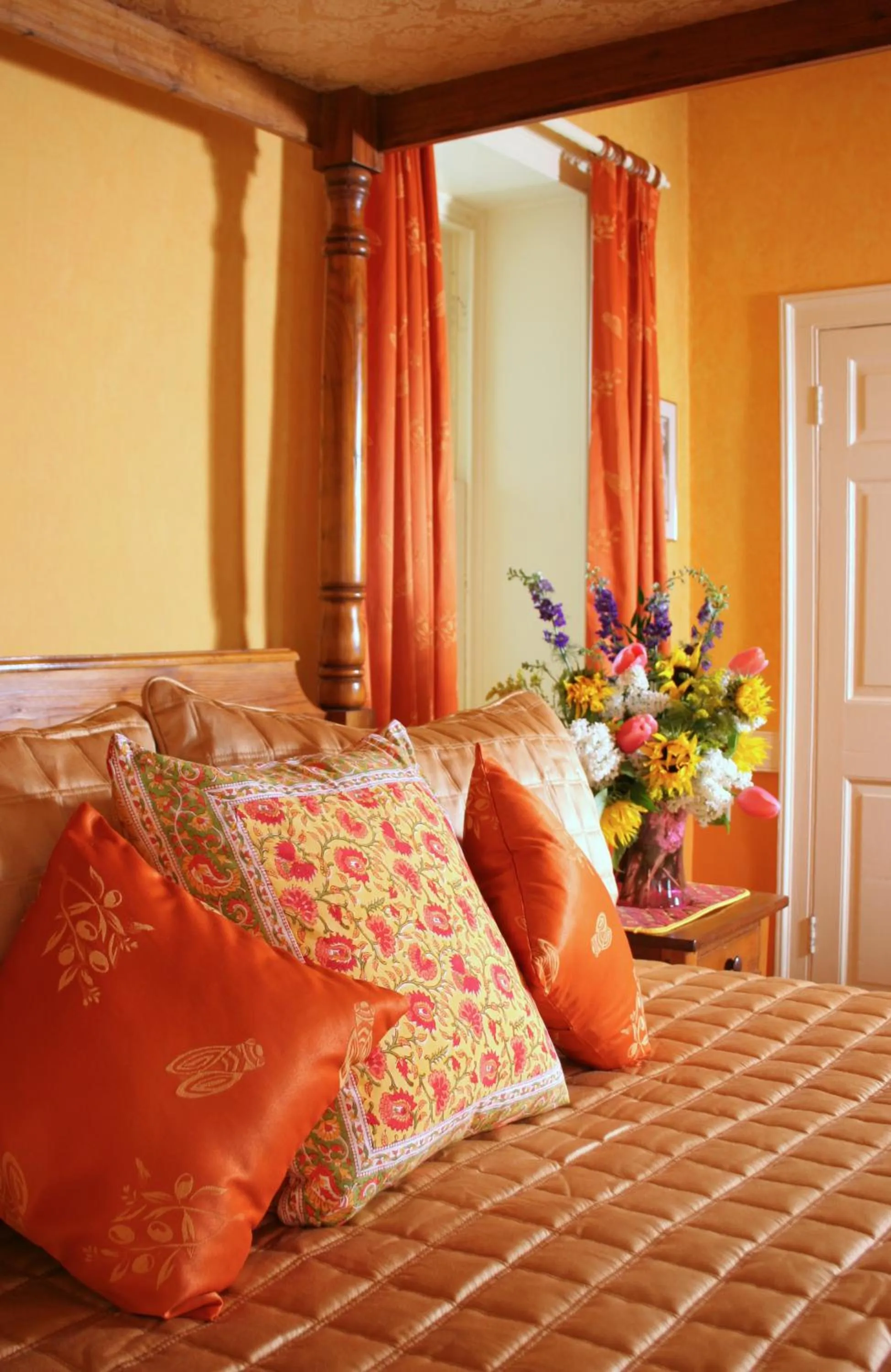 Bed in L'Auberge Provencale Inn & Restaurant