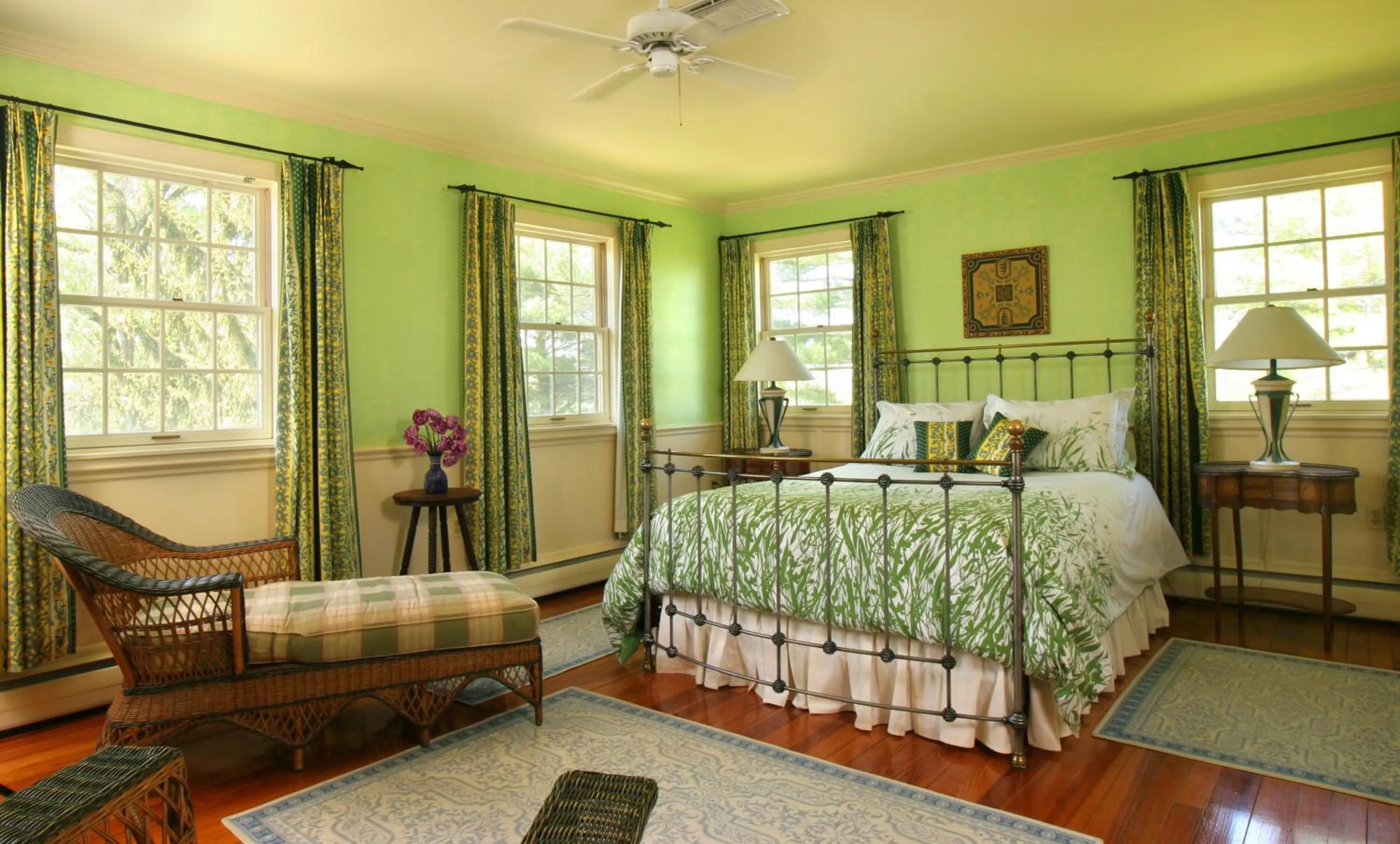 Bed in L'Auberge Provencale Inn & Restaurant