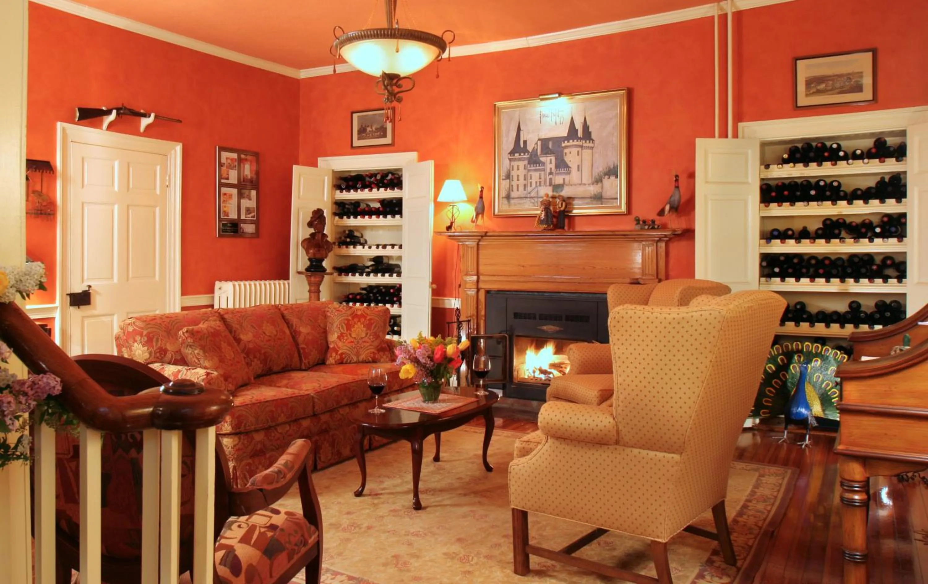 Communal lounge/ TV room in L'Auberge Provencale Inn & Restaurant