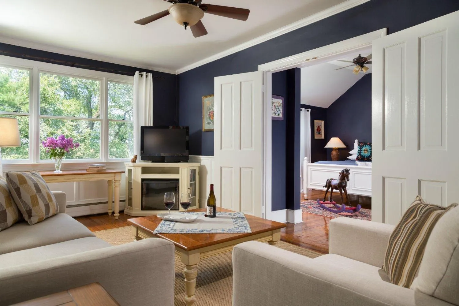 Communal lounge/ TV room in L'Auberge Provencale Inn & Restaurant