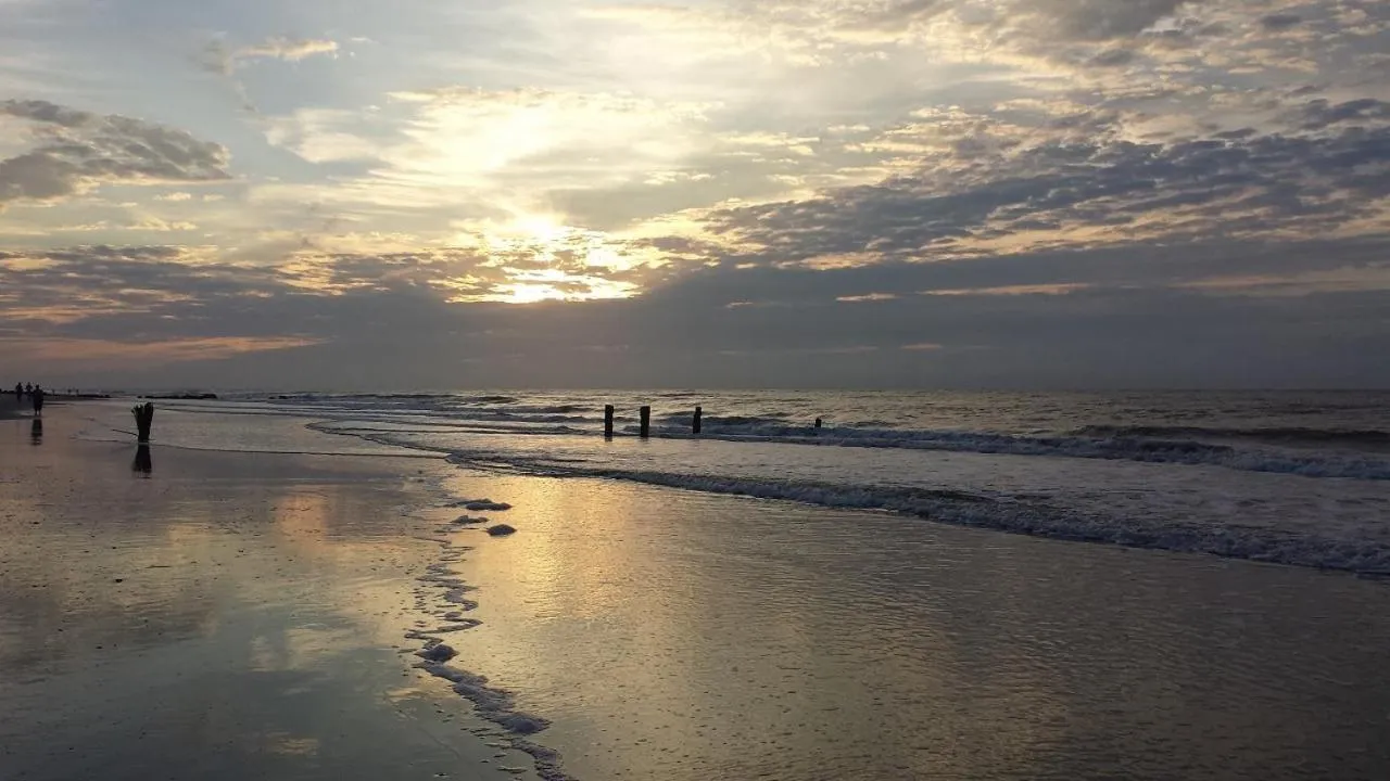 Folly Vacation Laid Back Casual Beach Bungalow 209-B