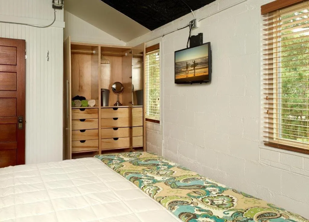 TV and multimedia, Bed in Folly Vacation 114A Townhouse near the beach, pet friendly