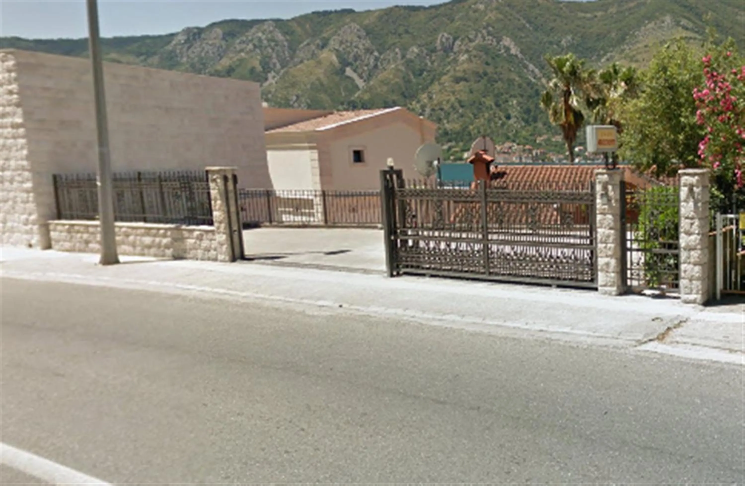 Property building in Villa Perla Del Mare