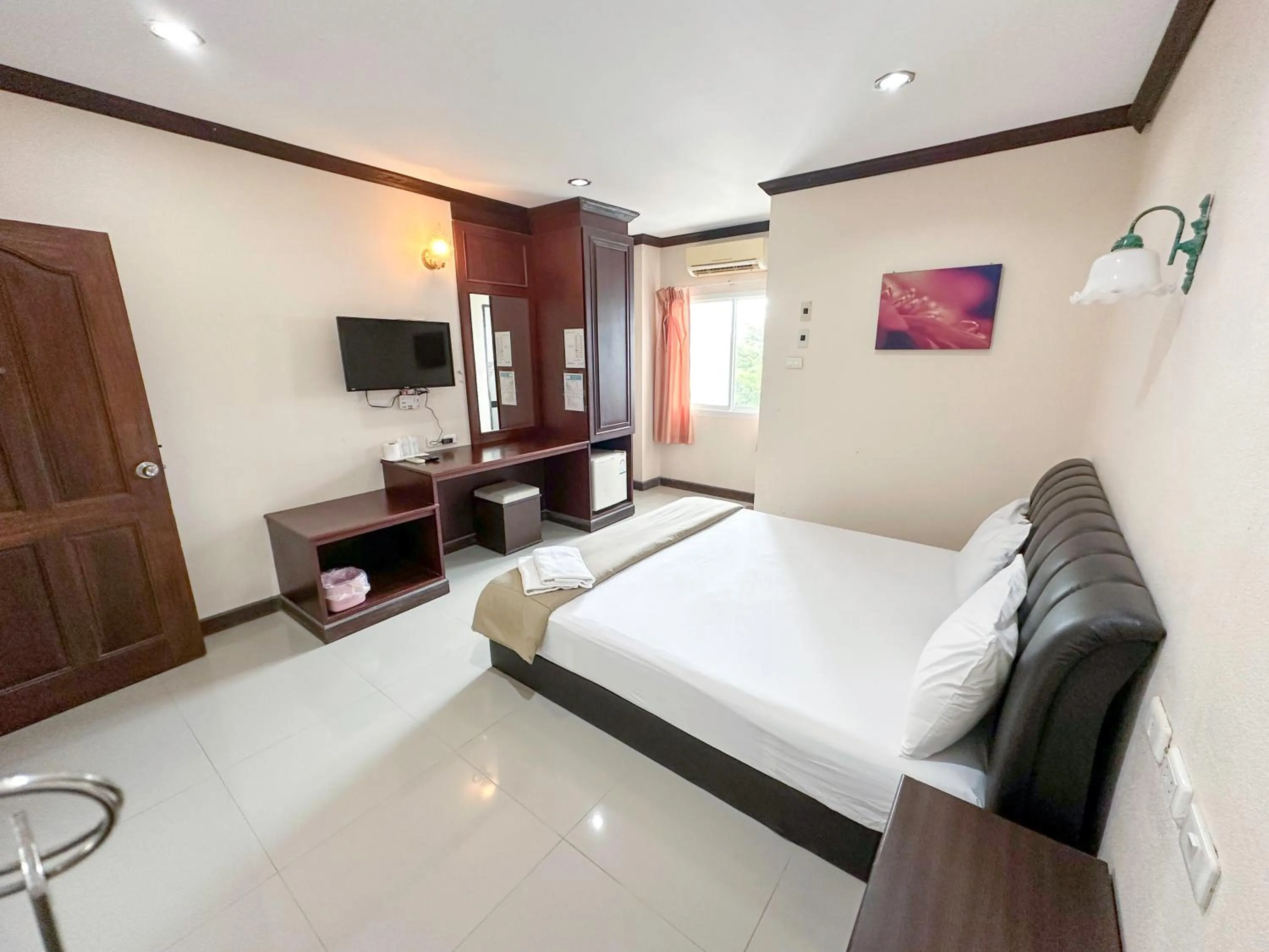 View (from property/room), Bed in Baiboon Grand Hotel