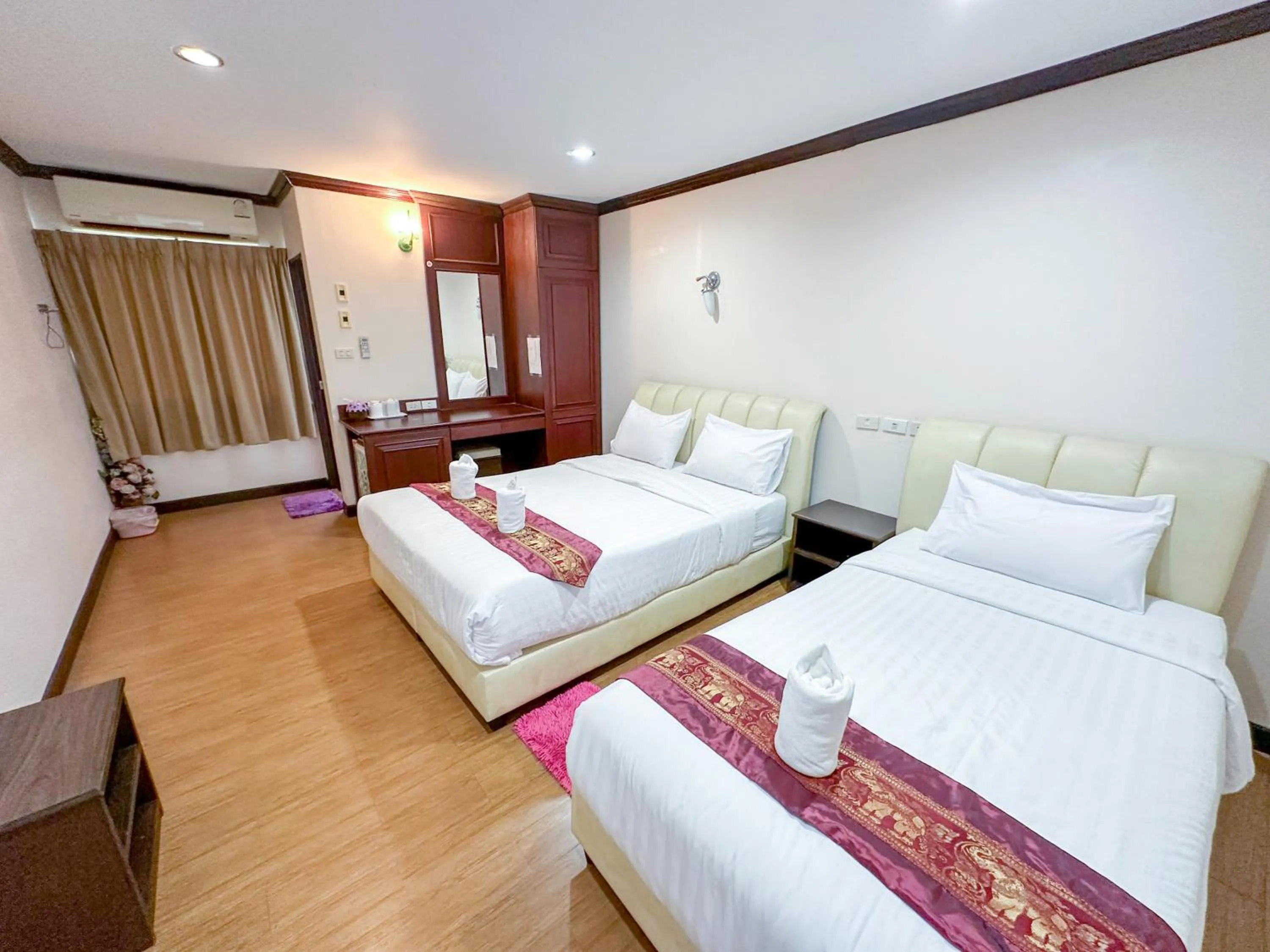 Bedroom, Bed in Baiboon Grand Hotel