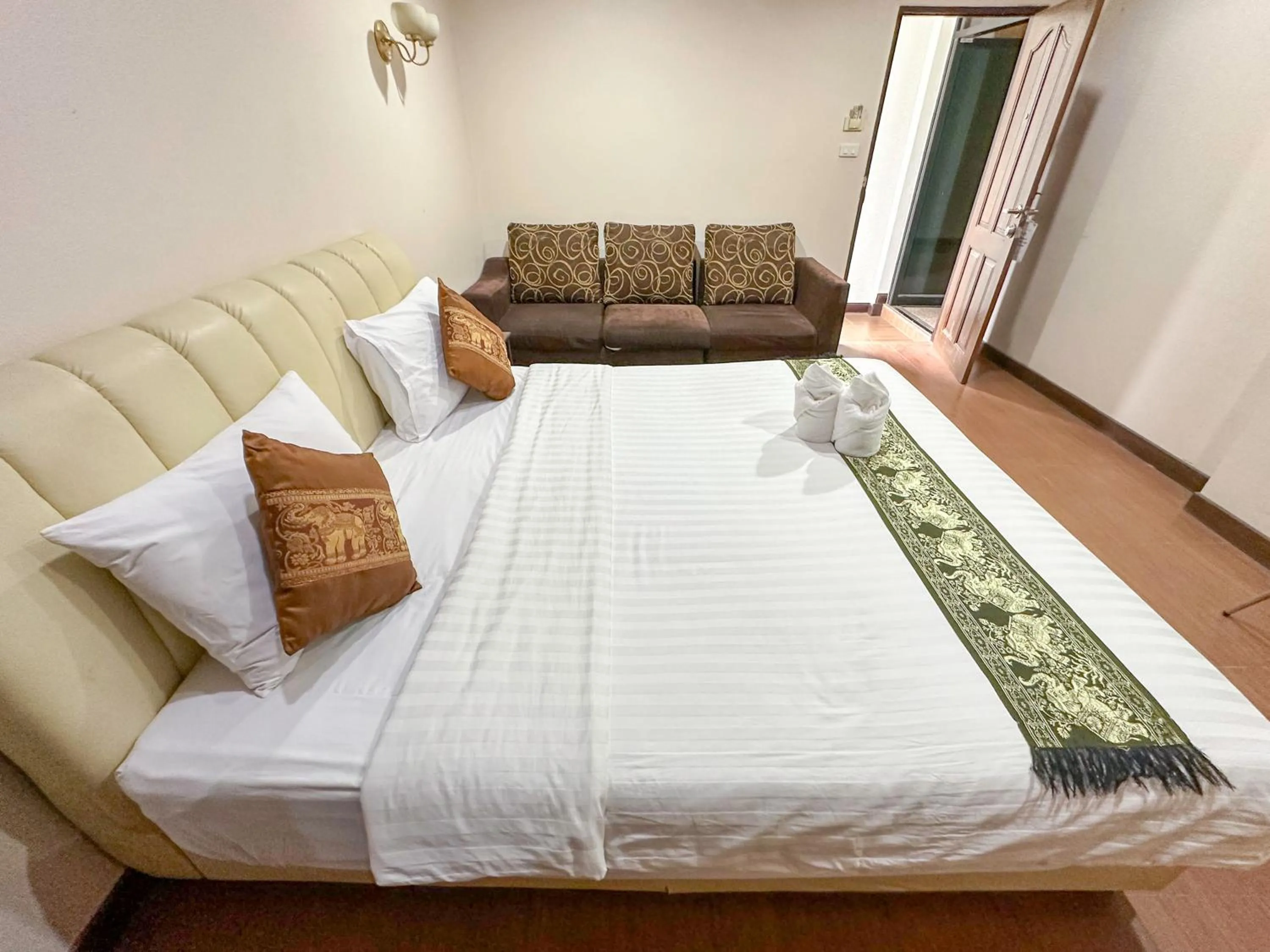 Bedroom, Bed in Baiboon Grand Hotel